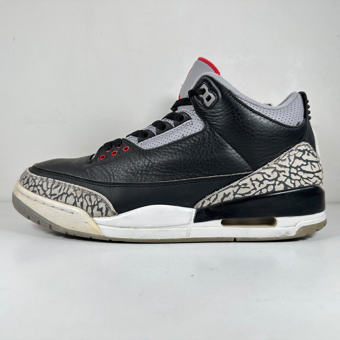 854262 001 Jordan 3 Black Cement 2018 [USED] - 10.5 M (Used) (No Box)