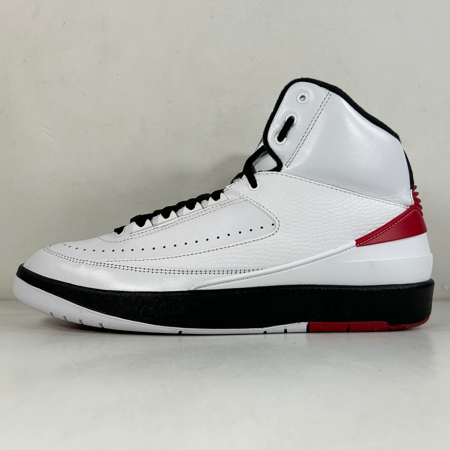 DX2454 106 Jordan 2 Retro OG Chicago (2022) [USED] - 10 M (VNDS)