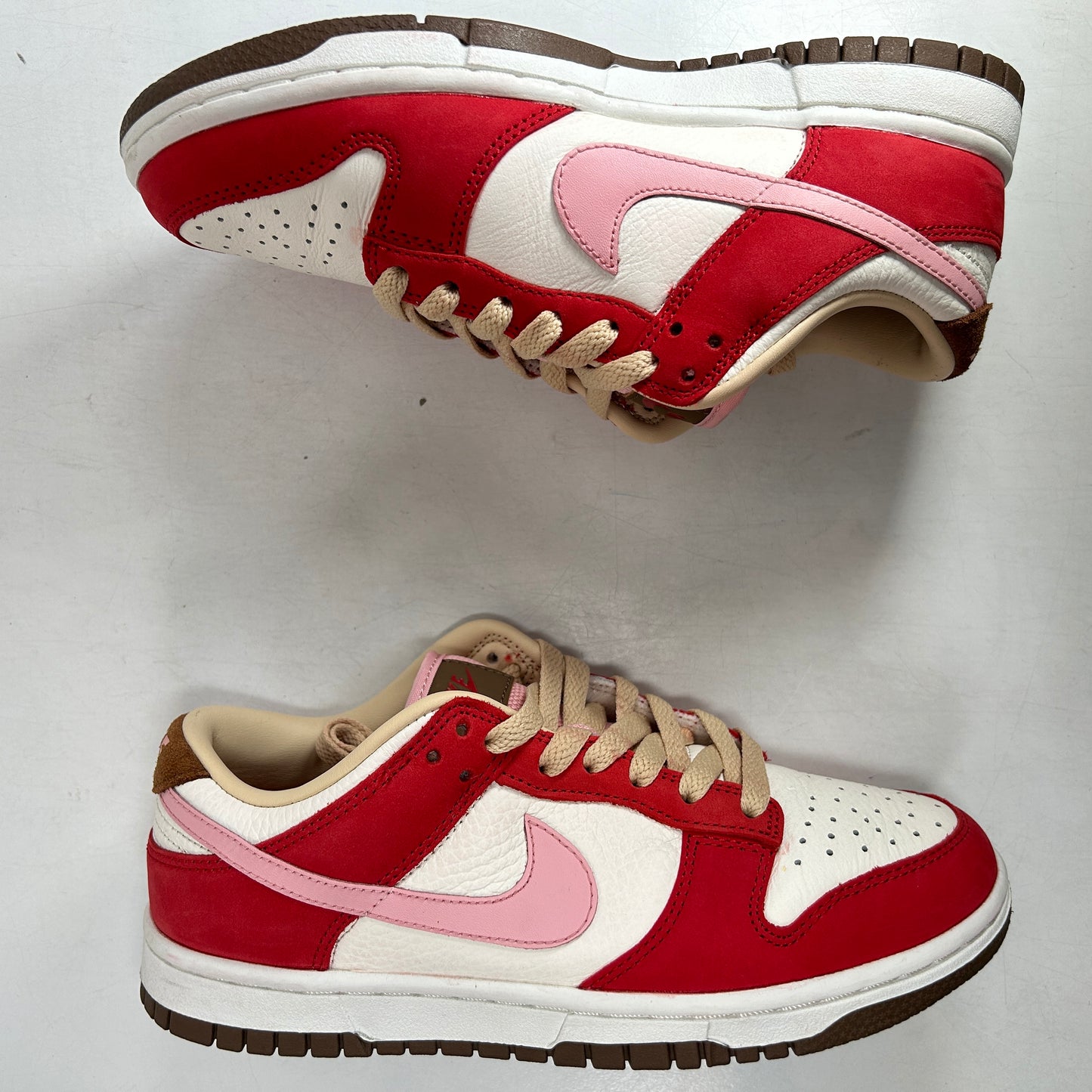 FB7910 600 Nike Dunk Low PRM Bacon (Mujeres)