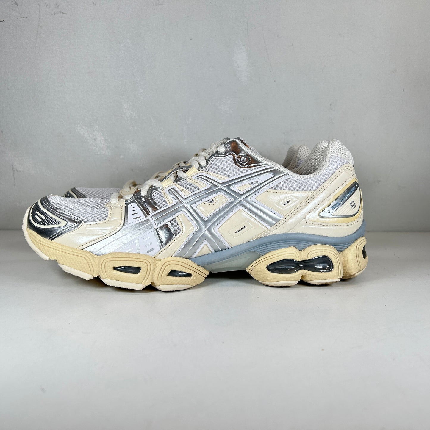 1201A424 106 ASICS Gel-Nimbus 9 White Pure Silver [USED] - 9.5 M (Used)