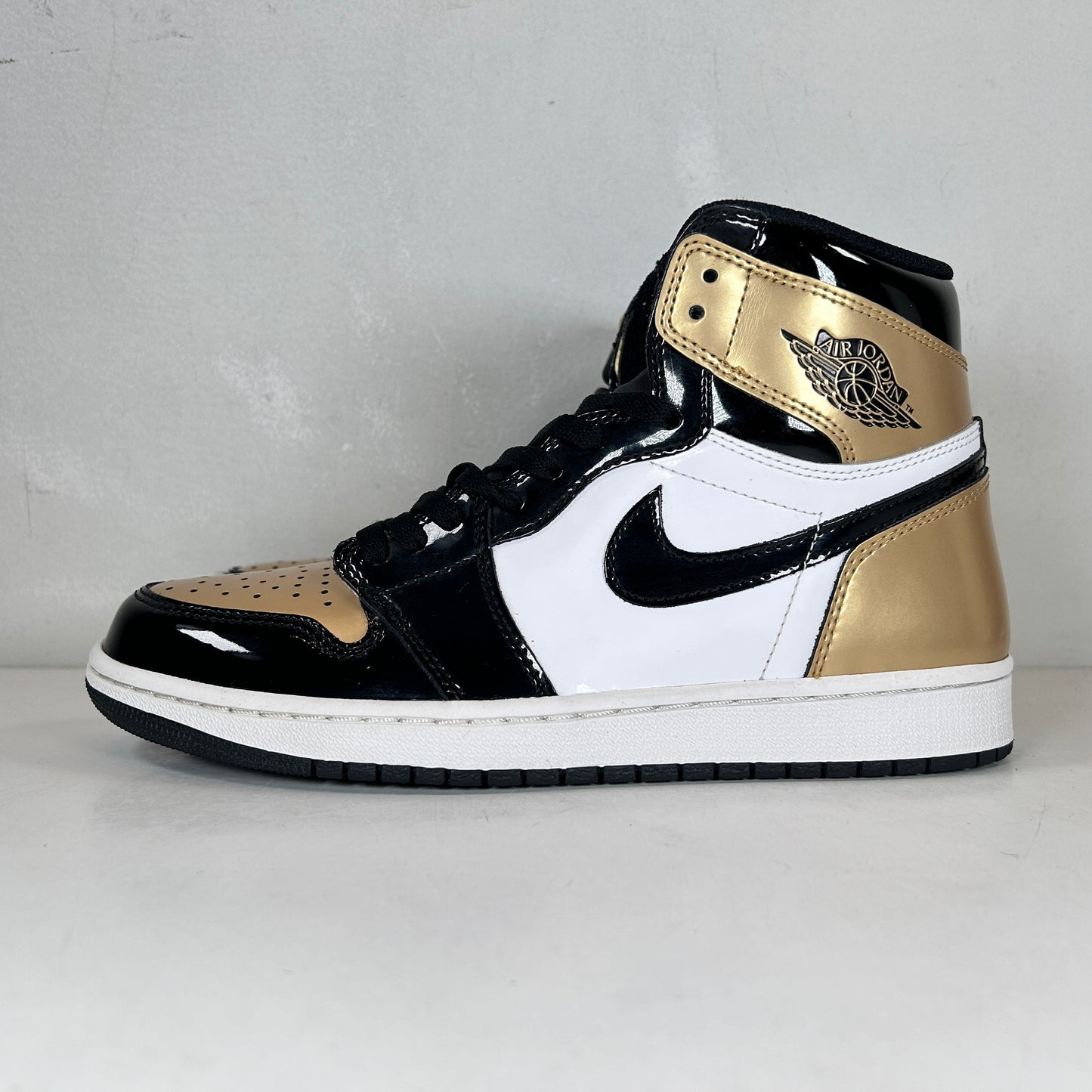 861428 007 Jordan 1 Retro High NRG Patent Gold Toe [USED] - 8.5 M (VNDS)