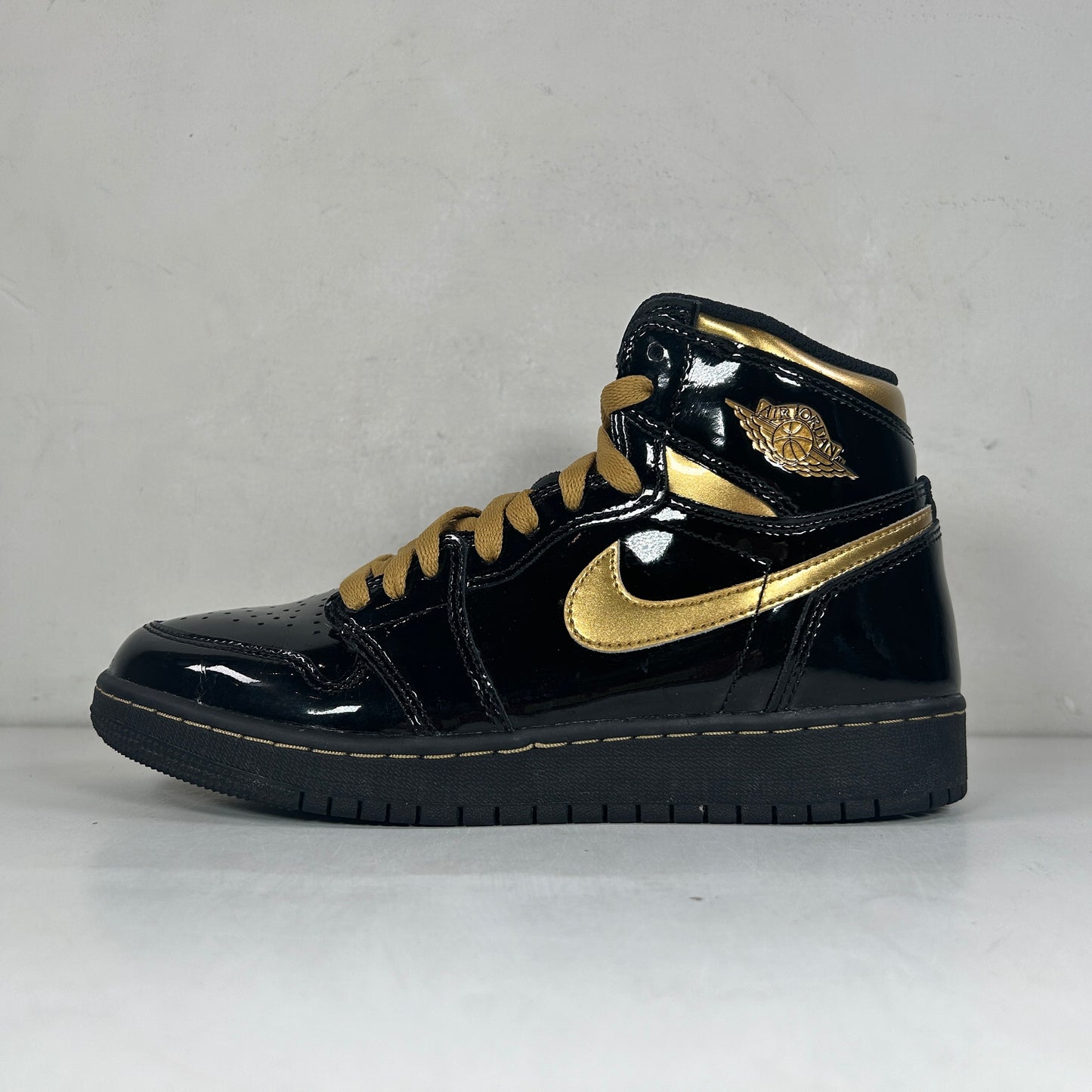 575441 032 Jordan 1 Black Metallic Gold 2020 [USED] - 5 Y (Used)