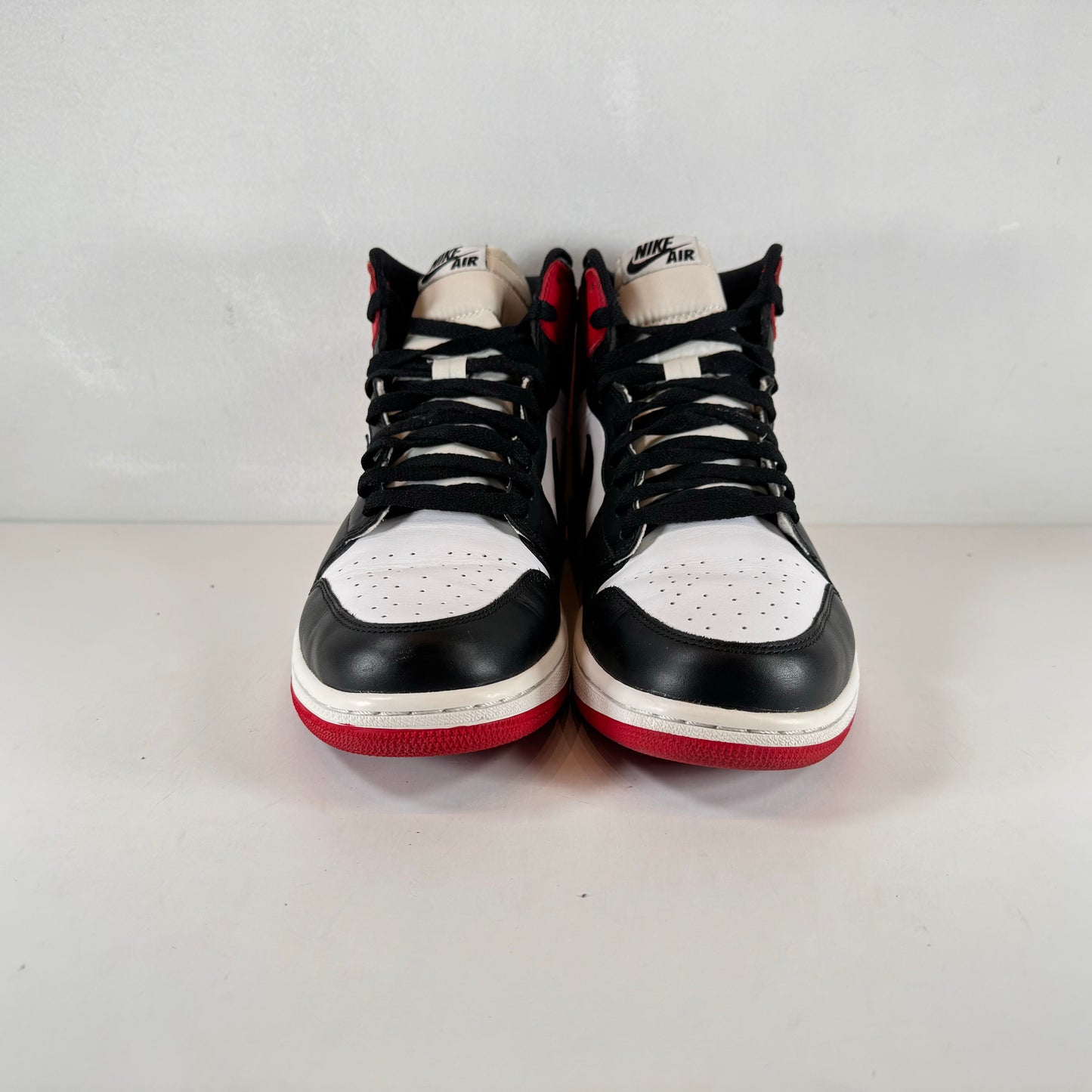 555088 184 Jordan 1 Retro Black Toe (2013) [USED] - 10.5 M (Used)