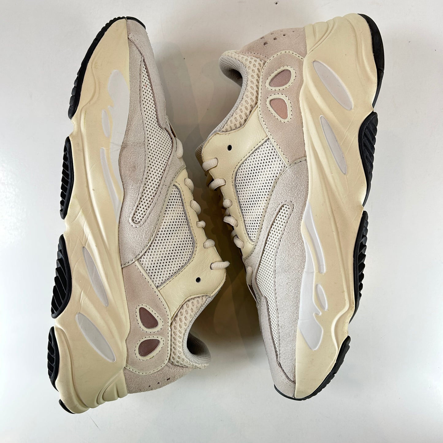EG7596 adidas Yeezy Boost 700 Analógico