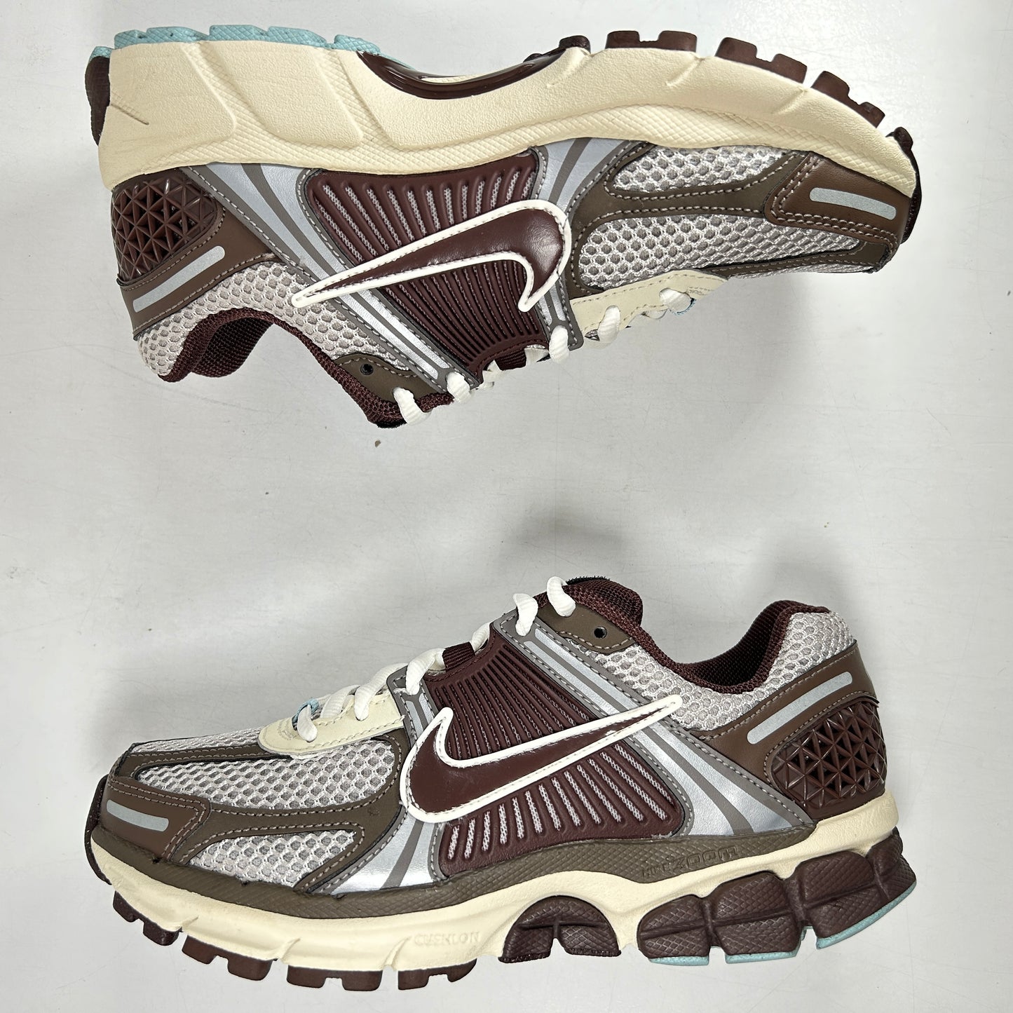 FD9920 022 Nike Zoom Vomero 5 Earth Fossil (Women's) [USED] - 6 W (Used)