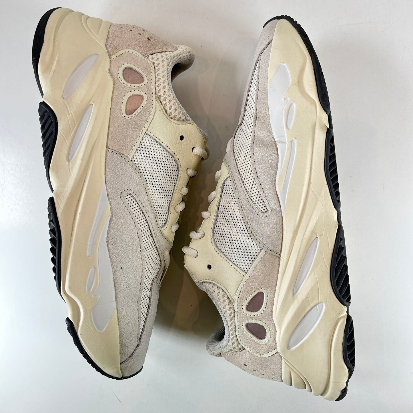 EG7596 adidas Yeezy Boost 700 Analógico