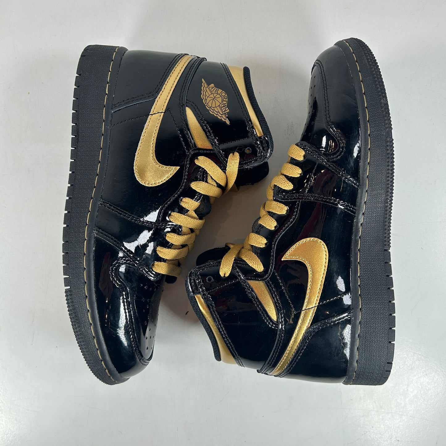575441 032 Jordan 1 Black Metallic Gold 2020 [USED] - 5 Y (Used)