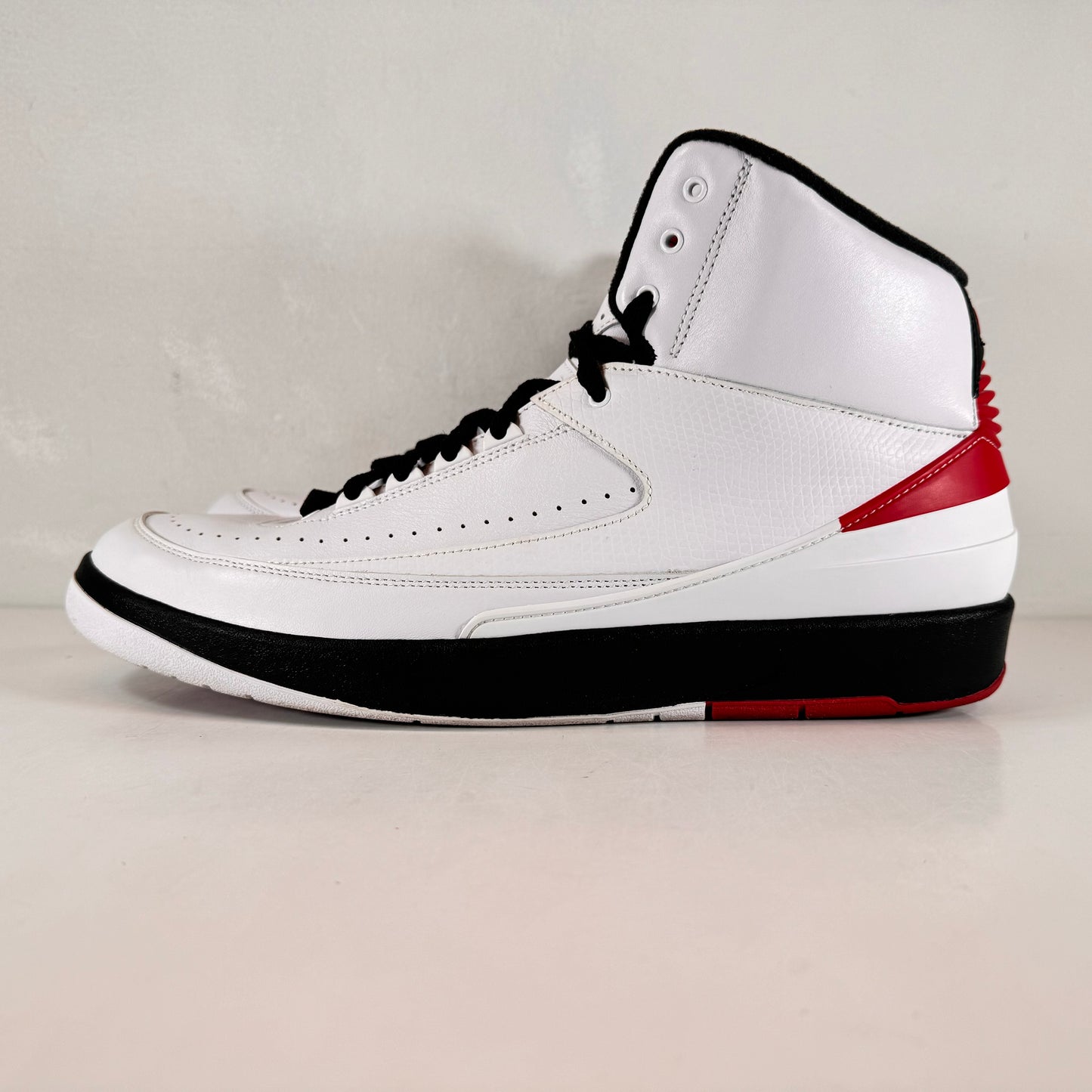 DX2454 106 Jordan 2 Retro OG Chicago (2022) [USED] - 14 M (Used)