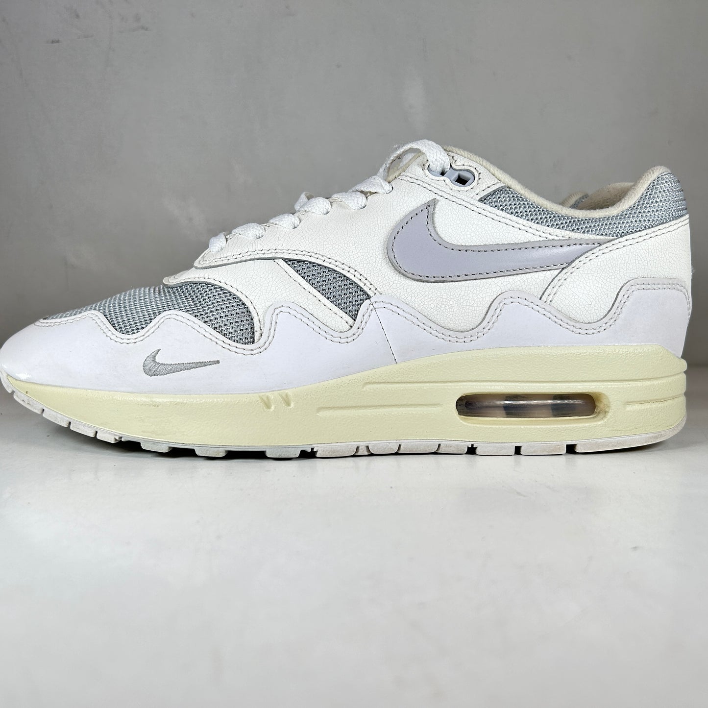 DQ0299 100 Nike Air Max 1 Patta Waves White [USED] - 9.5 M (Used)