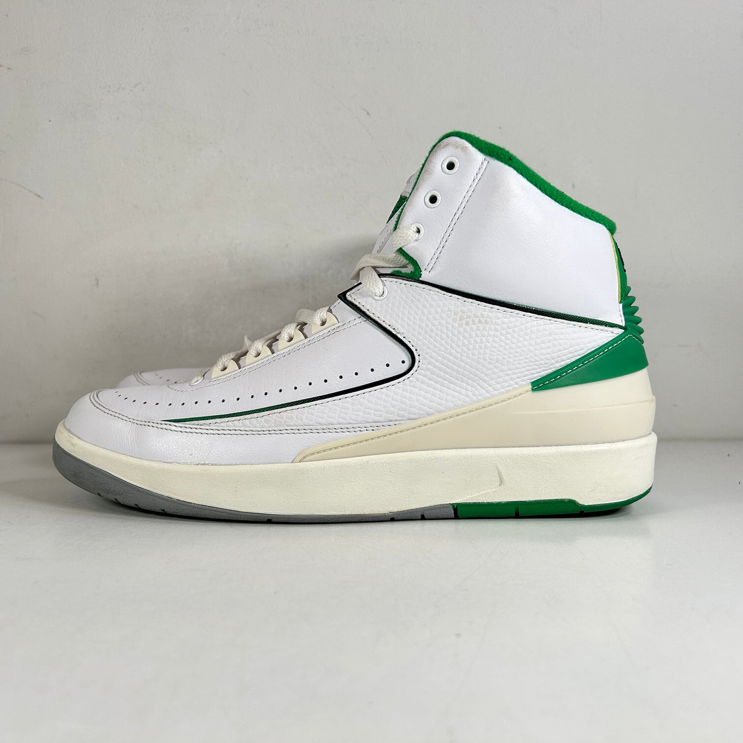 DR8884 103 Jordan 2 Retro Lucky Green - 11 M (Used)