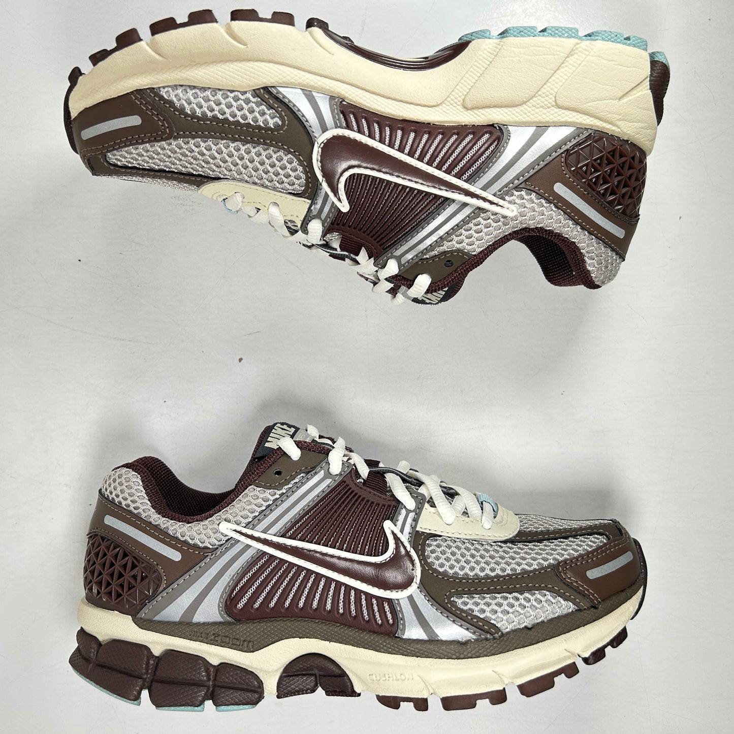 FD9920 022 Nike Zoom Vomero 5 Earth Fossil (Women's) [USED] - 6 W (Used)