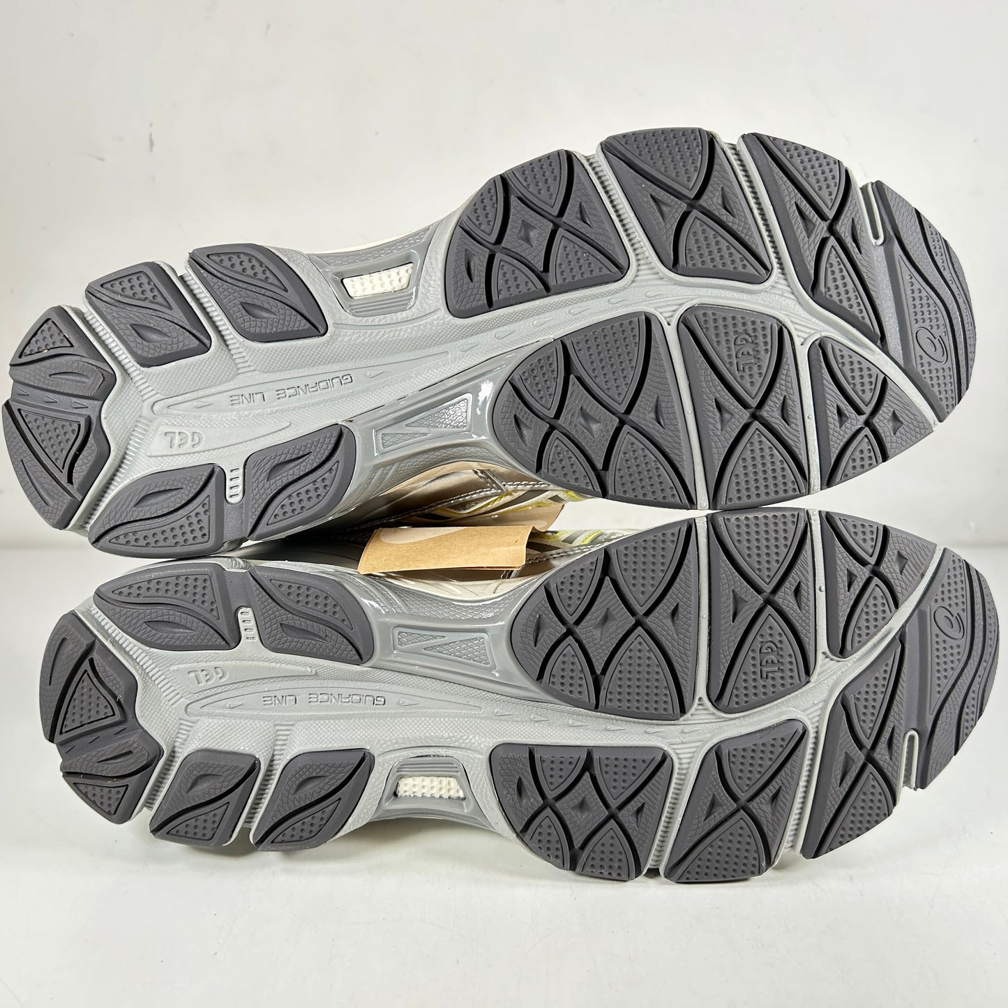 1202A498 100 ASICS Gel-NYC EMMI White Huddle Yellow (Women's) [USED] - 12 W / 10.5 M (VNDS)