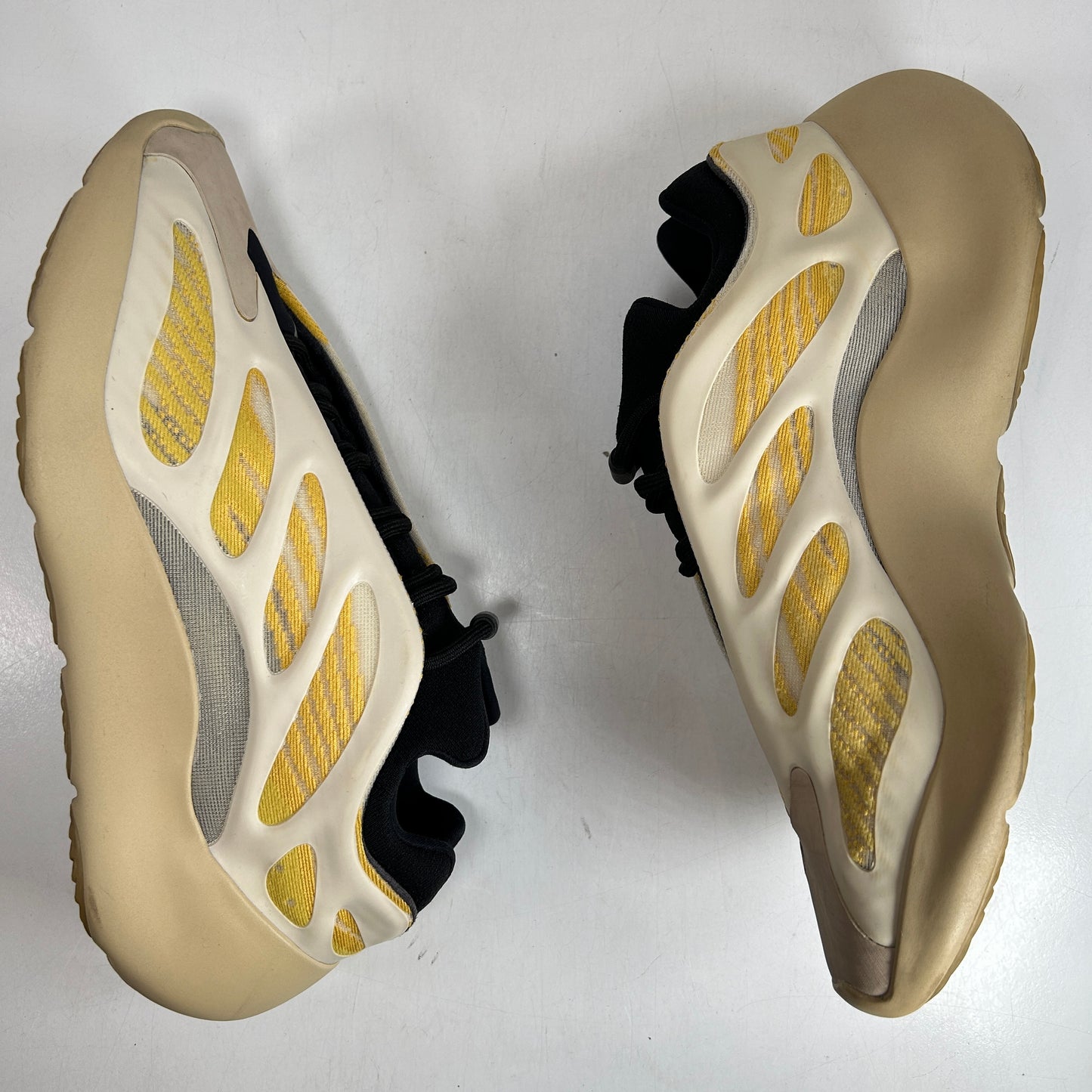 G54853 Adidas Yeezy 700 V3 Safflower [USED]  - 10.5 M (Used2)