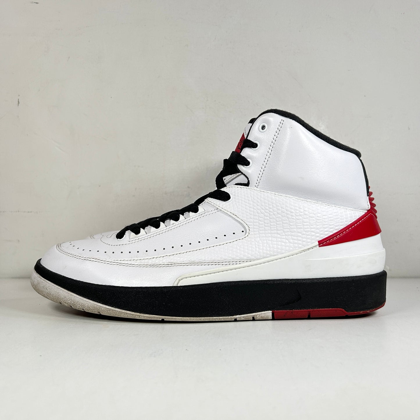 DX2454 106 Jordan 2 Retro OG Chicago (2022) [USED] - 11.5 M (Used)