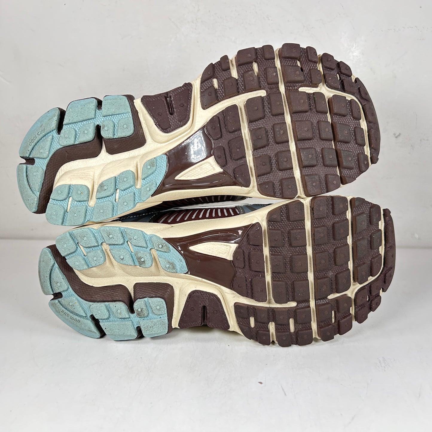 FD9920 022 Nike Zoom Vomero 5 Earth Fossil (Women's) [USED] - 6 W (Used)