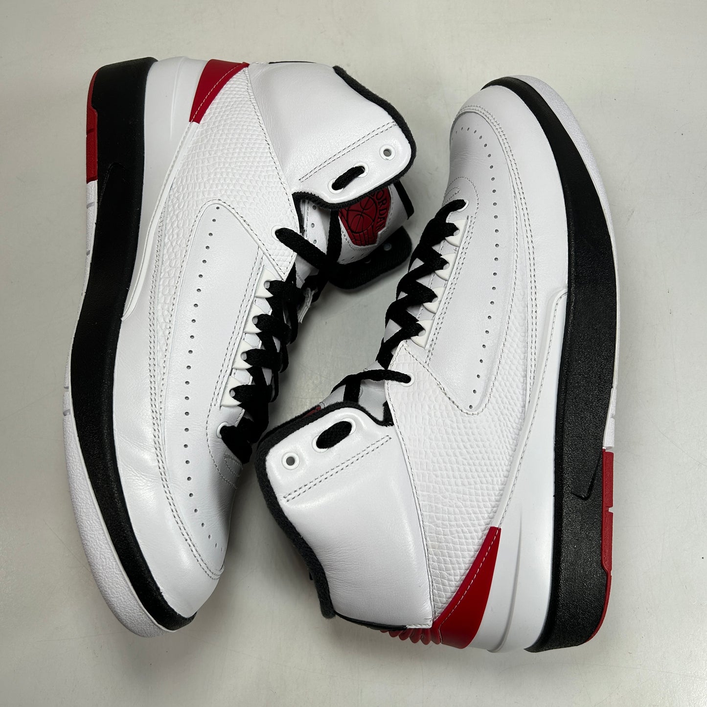 DX2454 106 Jordan 2 Retro OG Chicago (2022) [USED] - 10 M (VNDS)