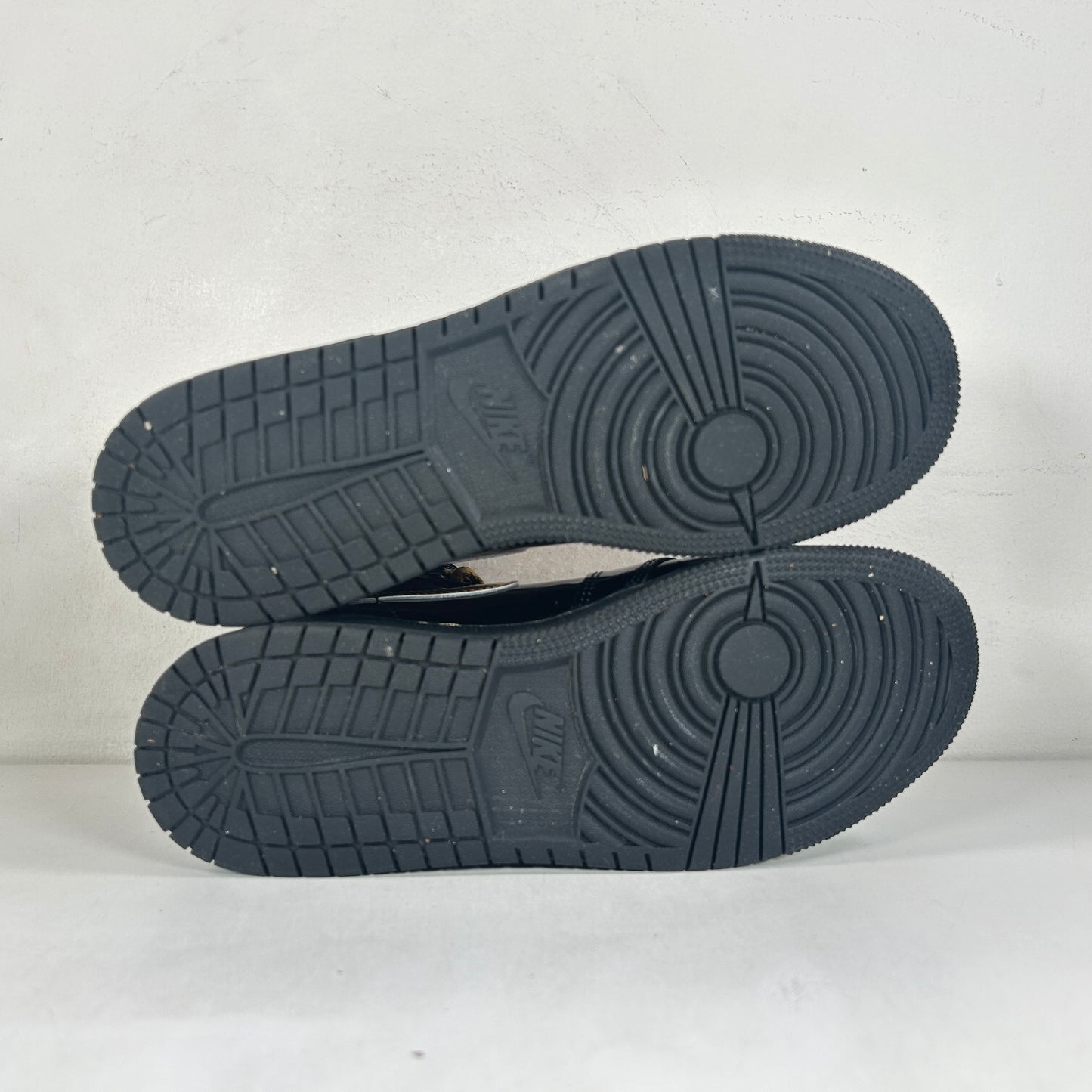 575441 032 Jordan 1 Black Metallic Gold 2020 [USED] - 5 Y (Used)