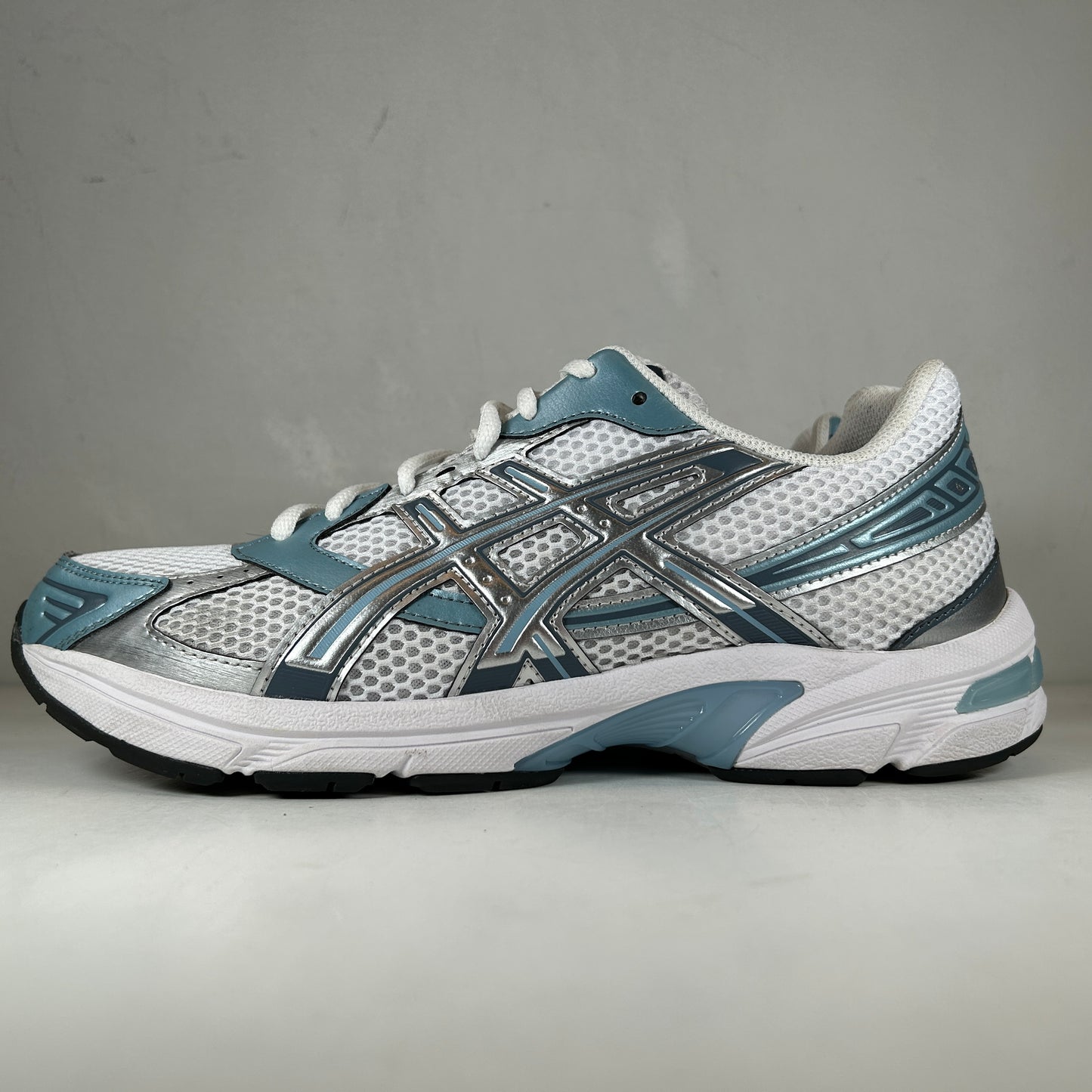 1201A256 116 ASICS Gel-1130 White Shark Skin [USED] - 9 M (Used)