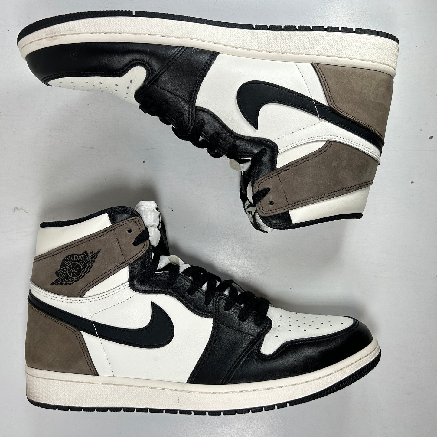 555088 105 Jordan 1 Mocha [USED] - 13 M (VNDS)