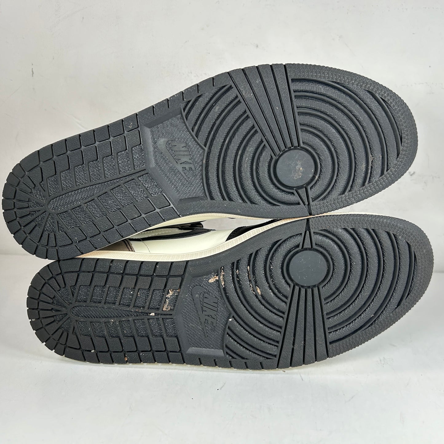 555088 105 Jordan 1 Mocha [USED] - 13 M (VNDS)