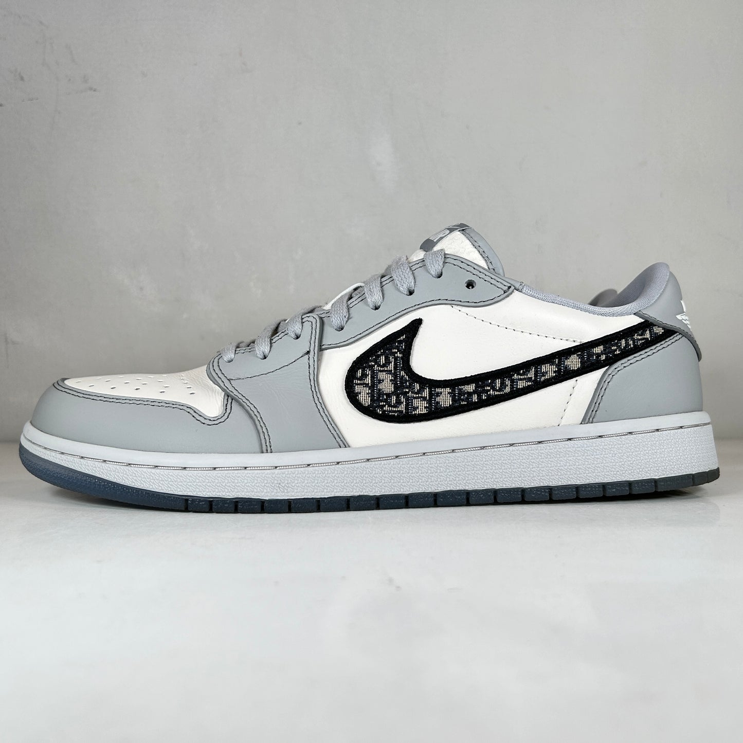 CN8608 002 Jordan 1 Bajo Dior