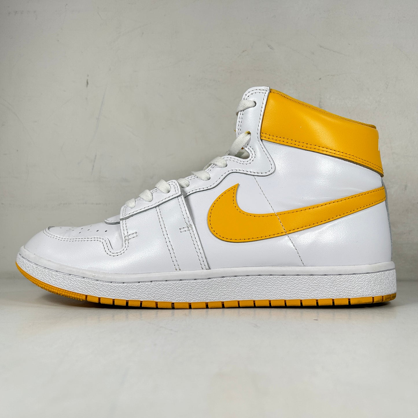 DX4976 107 Nike Jordan Air Ship PE SP University Gold [USED] - 11 M (Used)