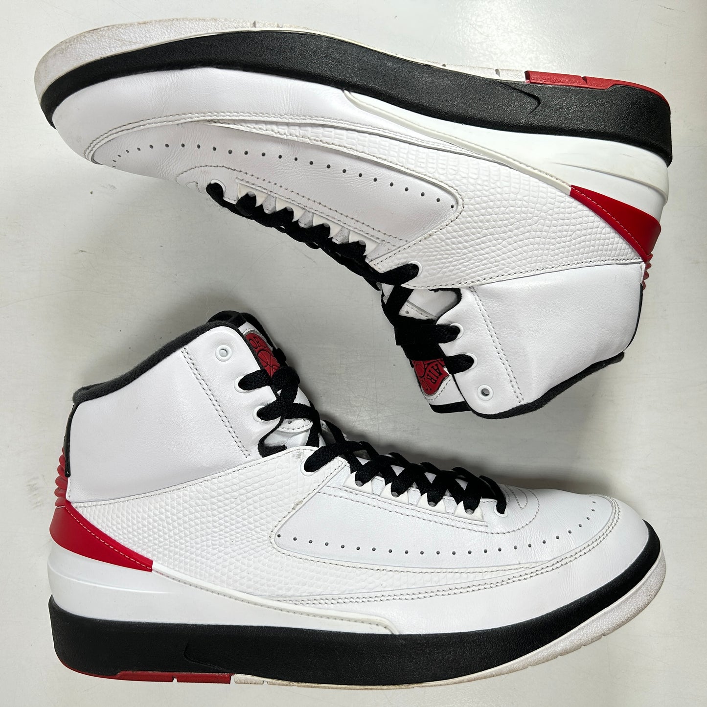 DX2454 106 Jordan 2 Retro OG Chicago (2022) [USED] - 11.5 M (Used)