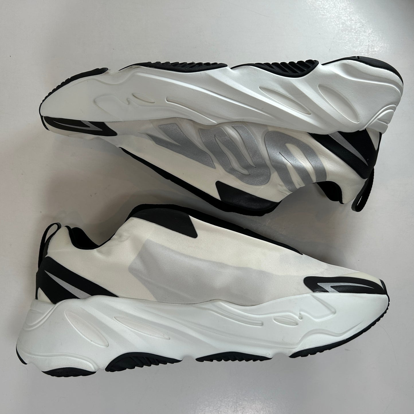 IG4798 adidas Yeezy Boost 700 MNVN Laceless Analog [USED] - 9 M (Used)