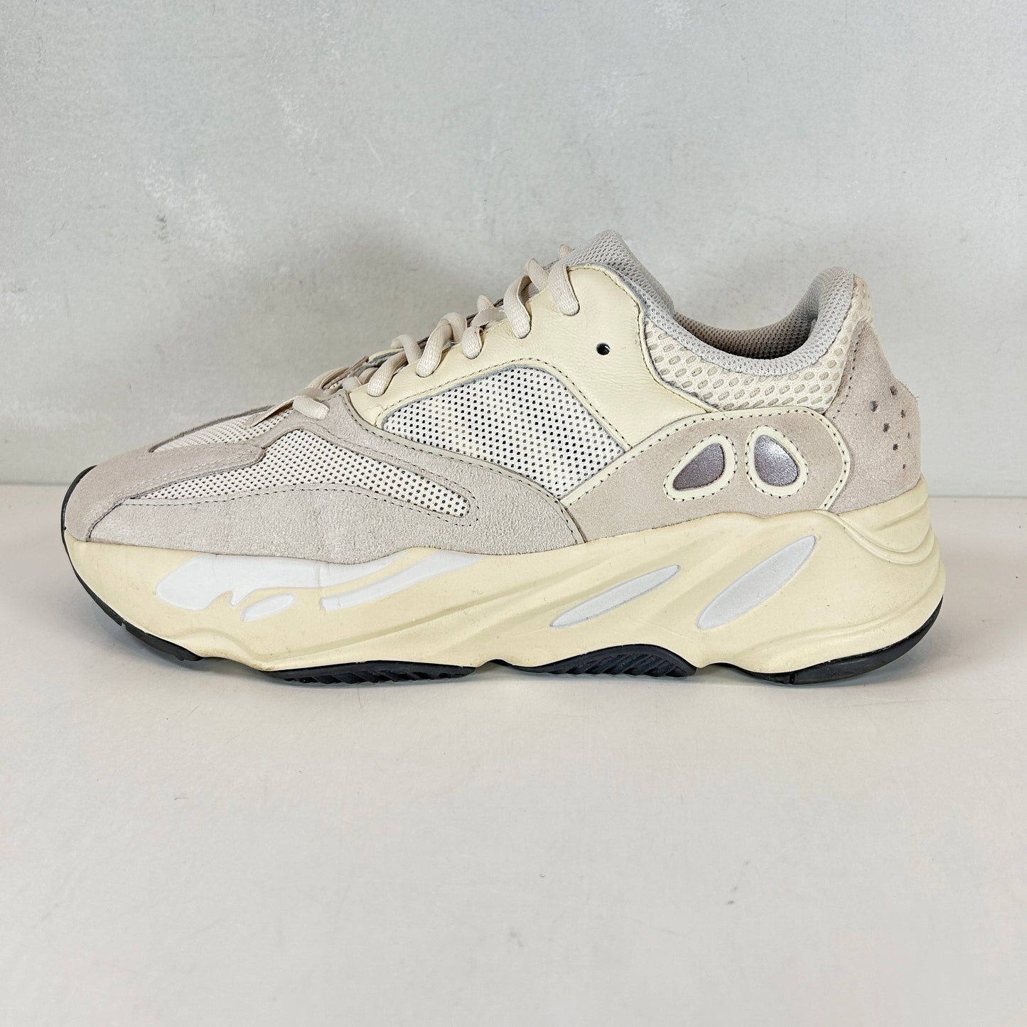 EG7596 adidas Yeezy Boost 700 Analógico