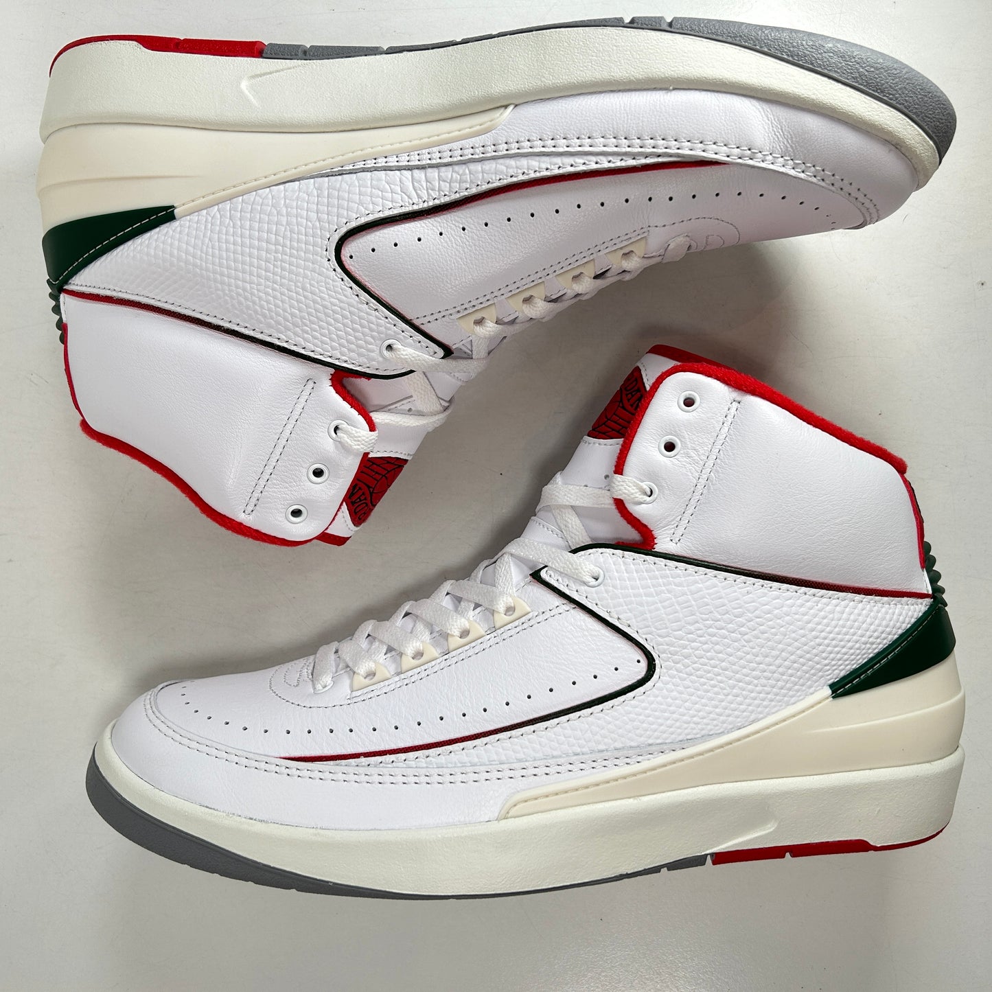 DR8884 101 Jordan 2 Retro Origins [USED] - 13 M (Used)