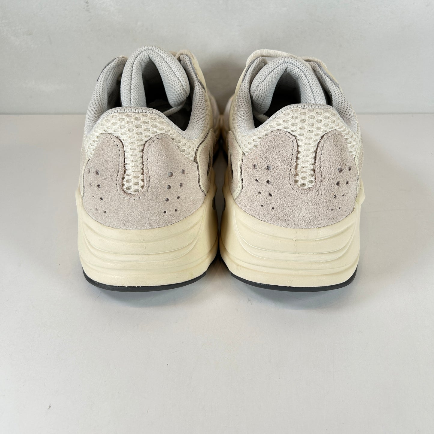 EG7596 adidas Yeezy Boost 700 Analógico