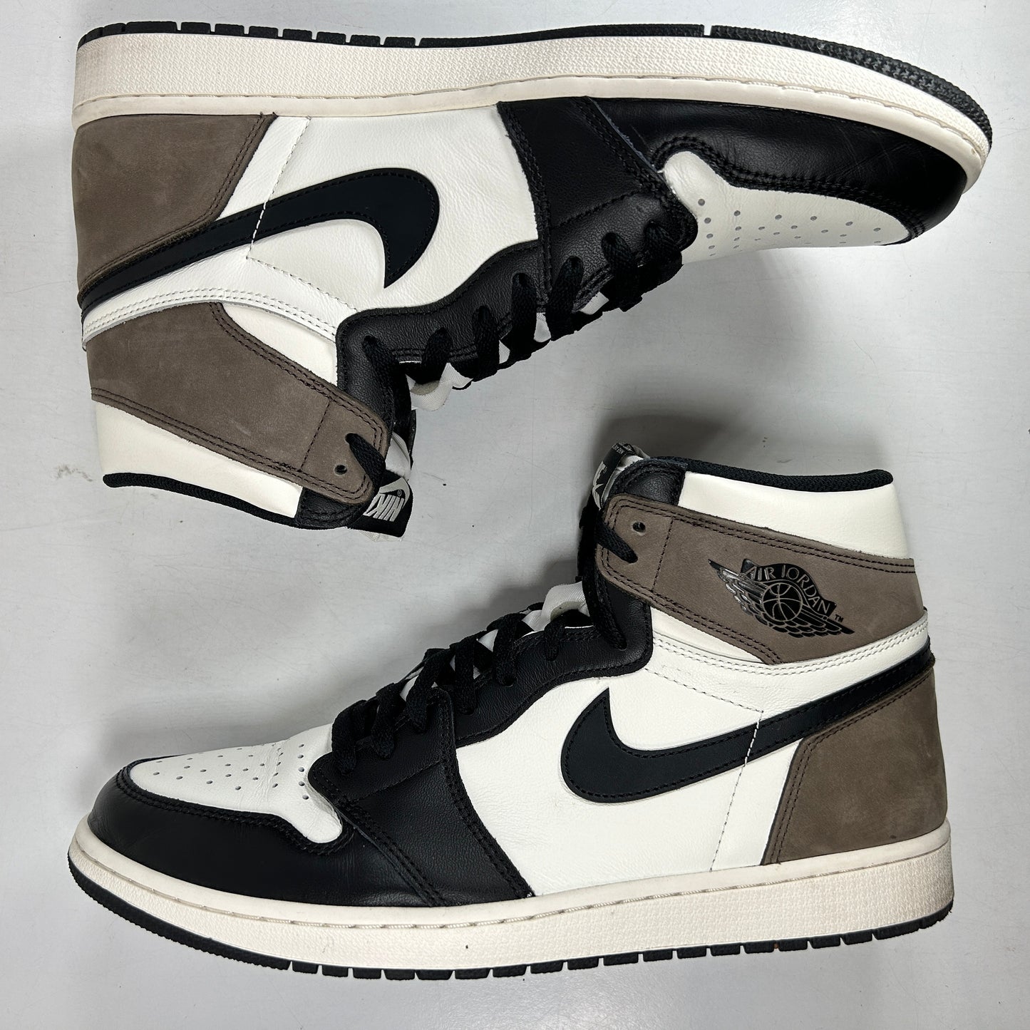555088 105 Jordan 1 Mocha [USED] - 13 M (VNDS)