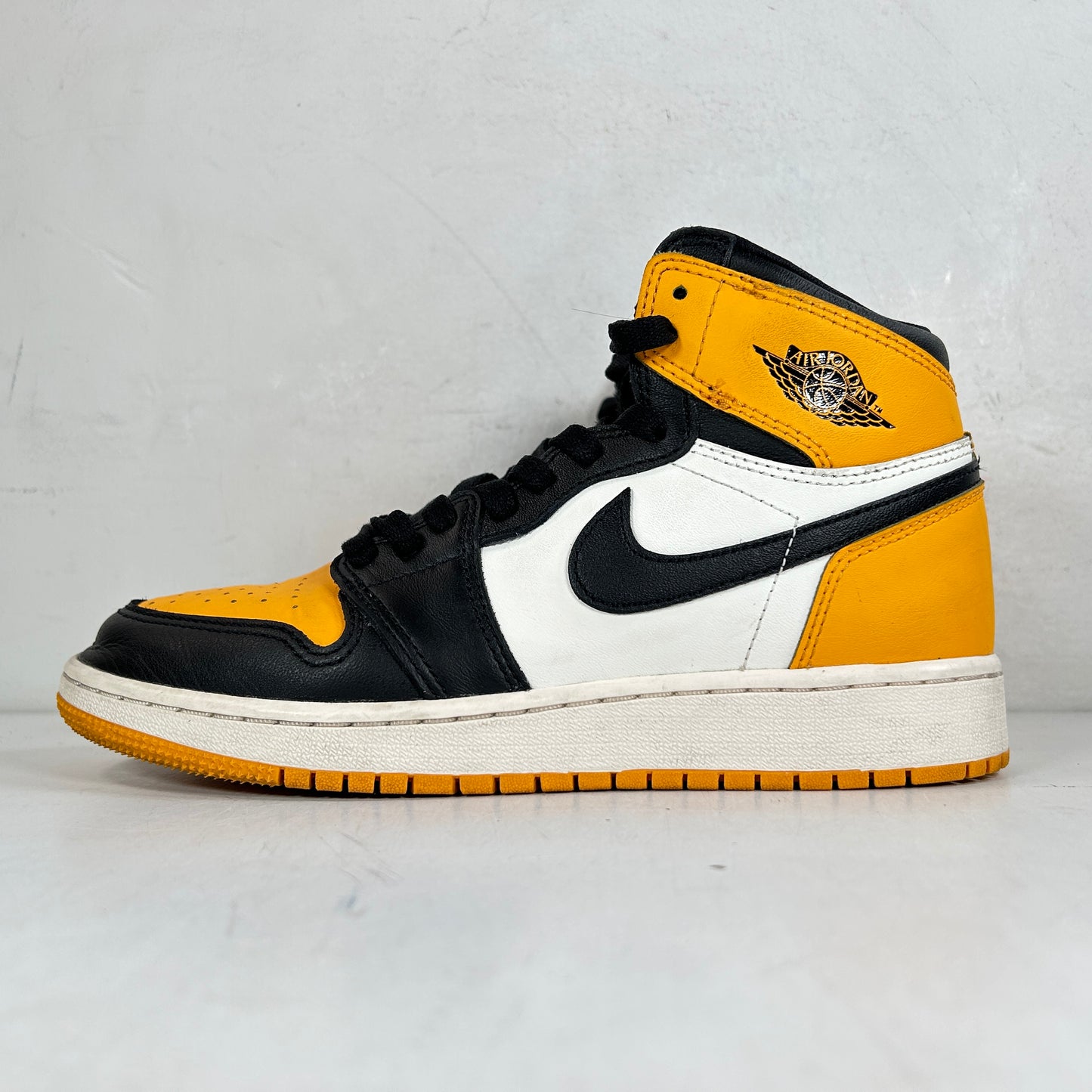 575441 711 Jordan 1 Retro High OG Taxi (GS) [USED] - 5.5 Y (Used)