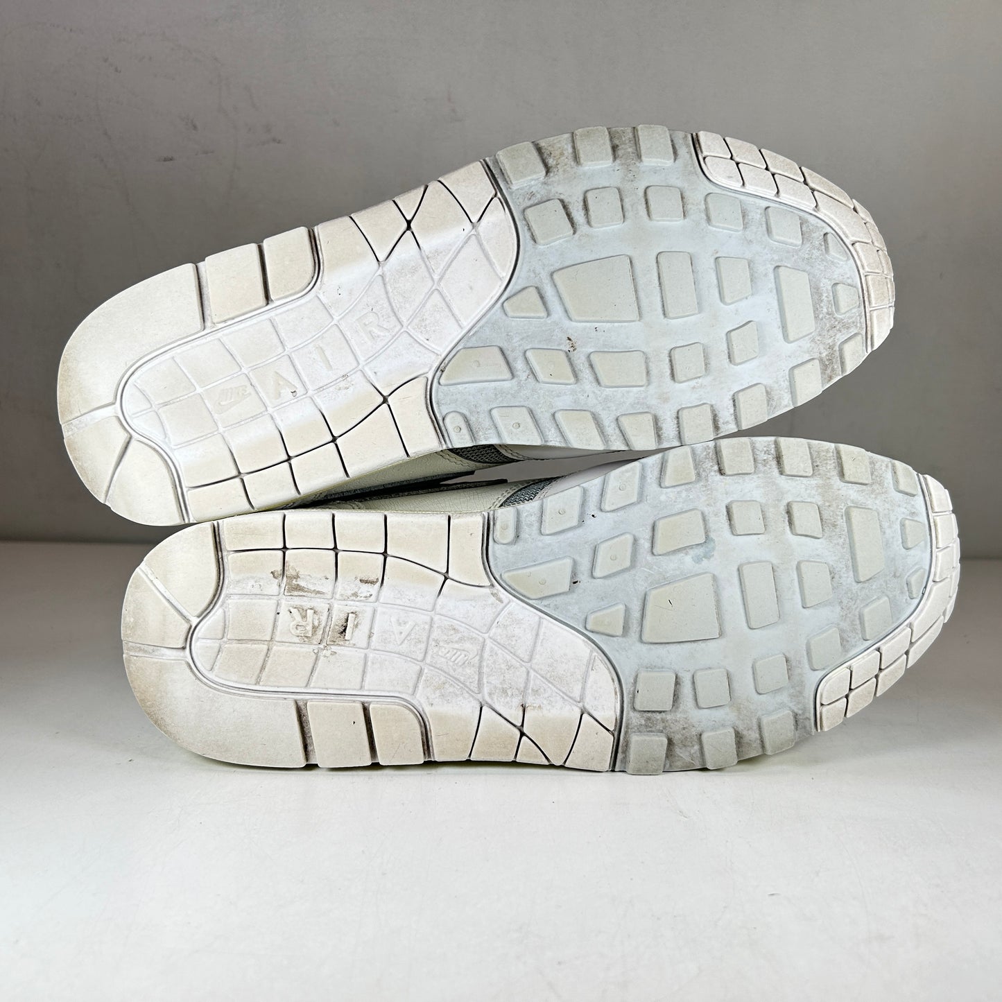 DQ0299 100 Nike Air Max 1 Patta Waves White [USED] - 9.5 M (Used)
