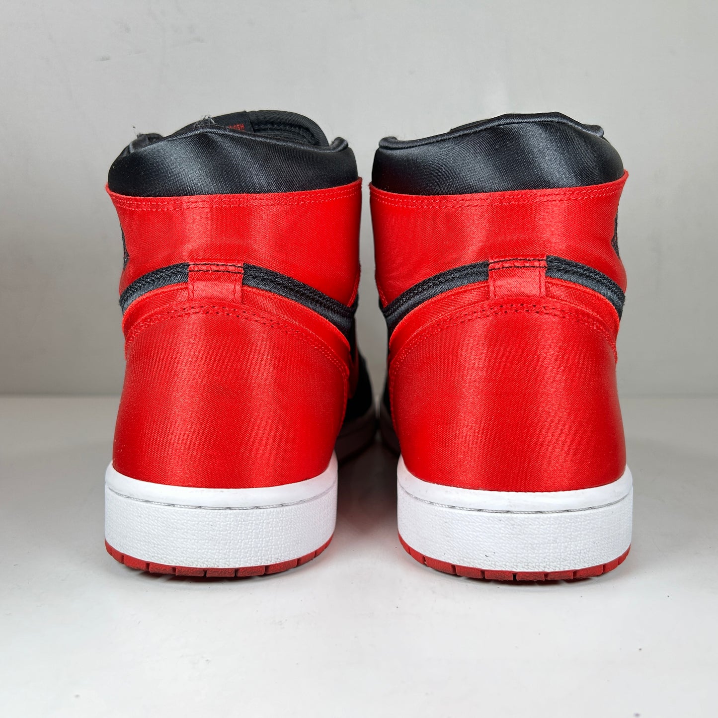FD4810 061 Jordan 1 Retro High OG Satin Bred [USED] - 12 W (Used)