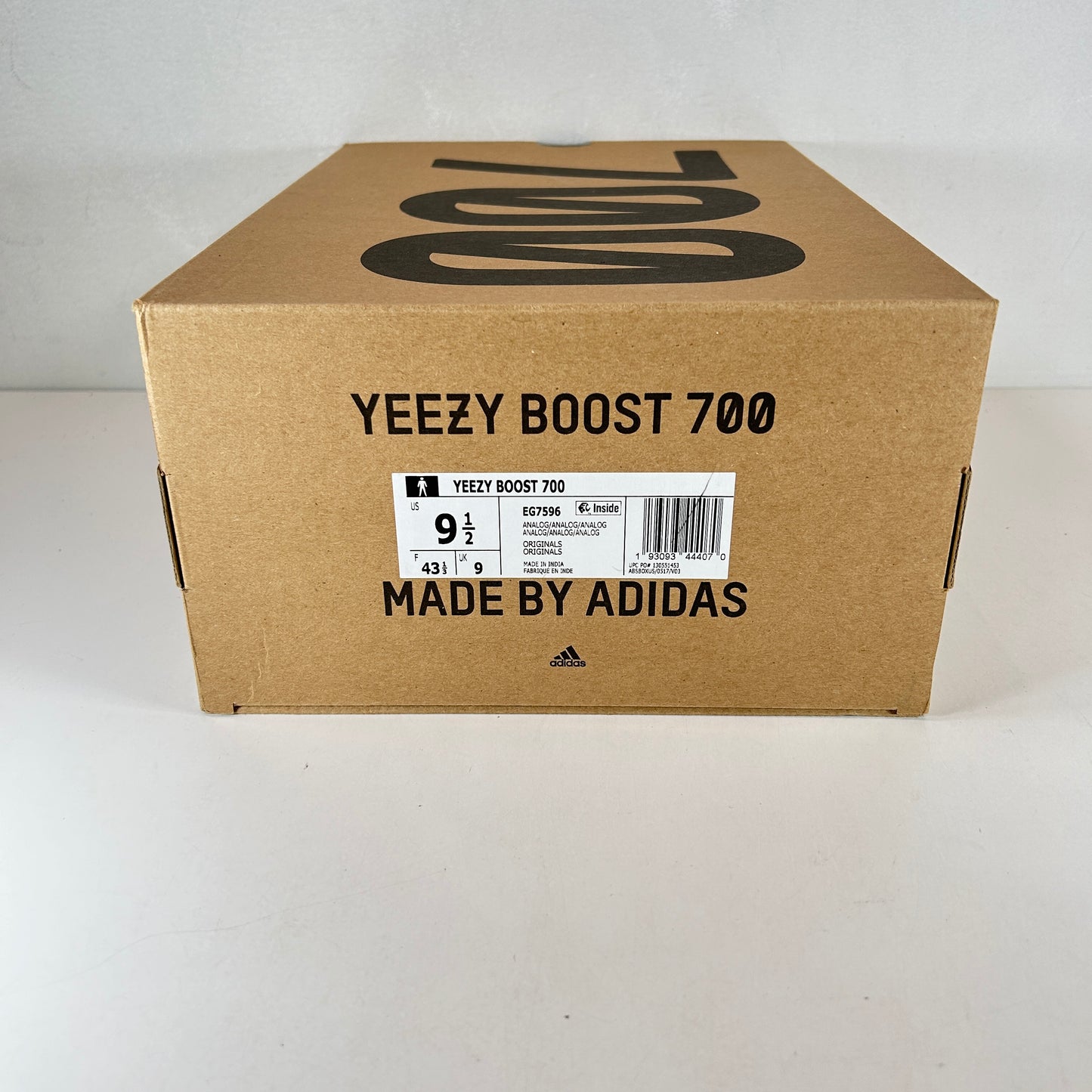 EG7596 adidas Yeezy Boost 700 Analógico