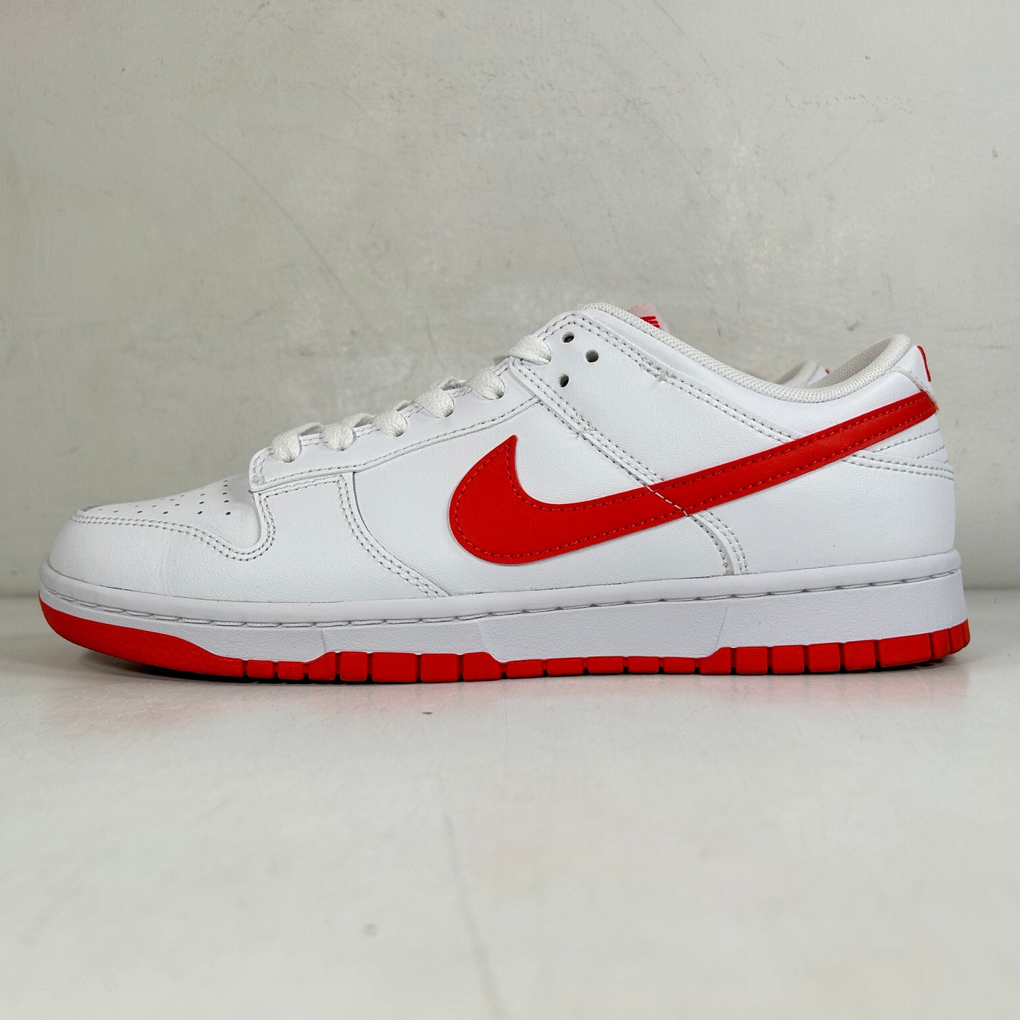 DV0831 103 Nike Dunk Low Retro White Picante Red [USED] - 9.5 M (Used)