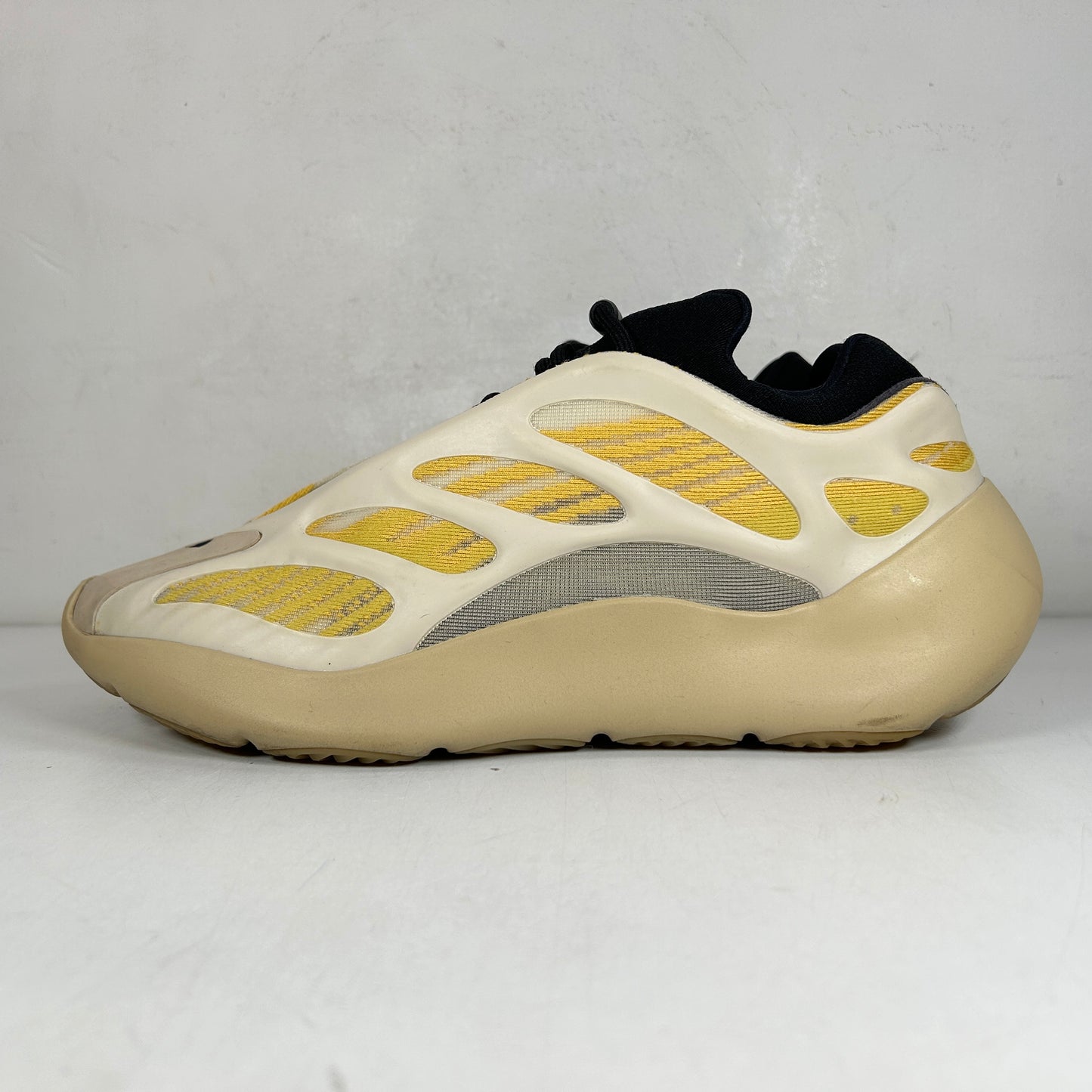 G54853 Adidas Yeezy 700 V3 Safflower [USED]  - 10.5 M (Used2)