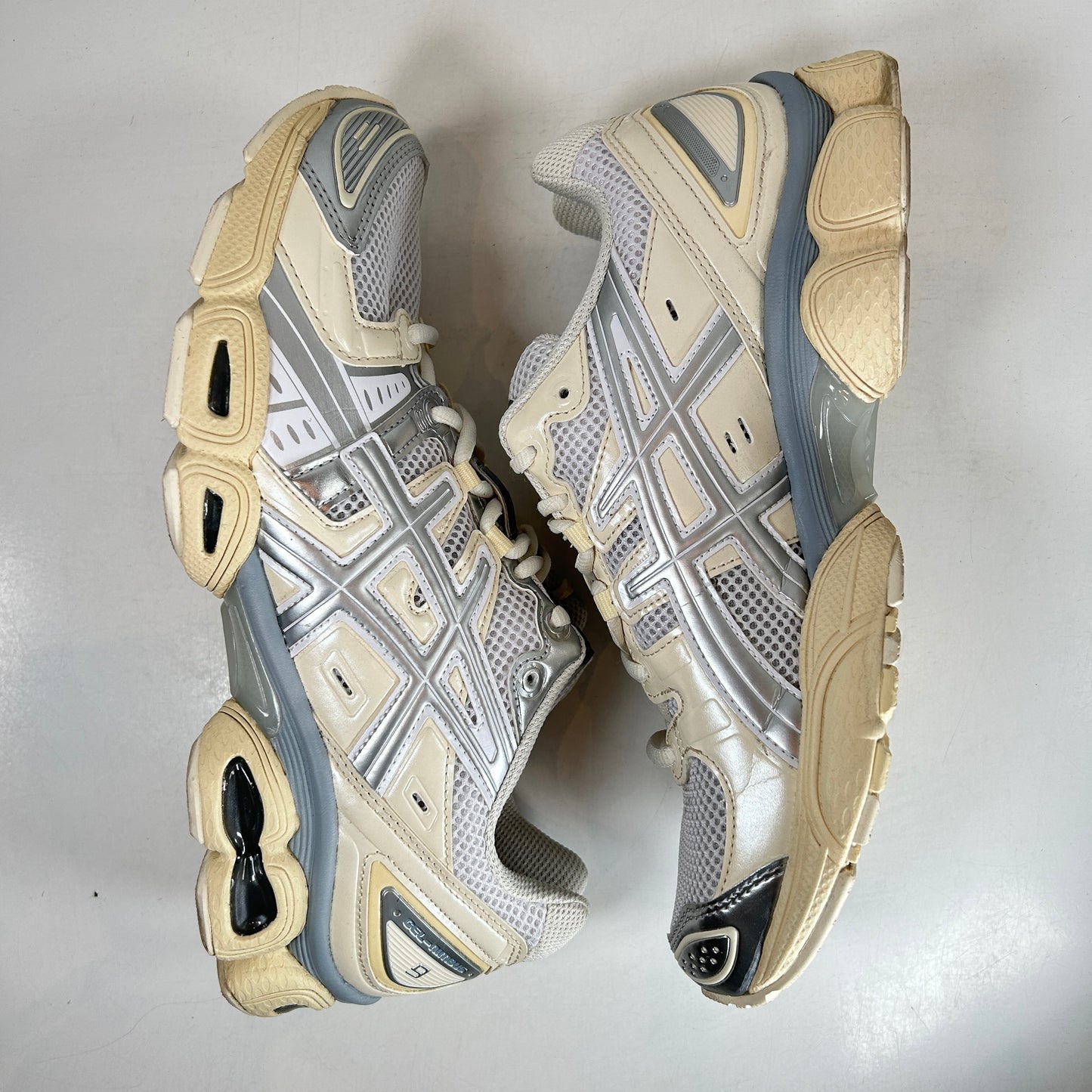 1201A424 106 ASICS Gel-Nimbus 9 White Pure Silver [USED] - 9.5 M (Used)
