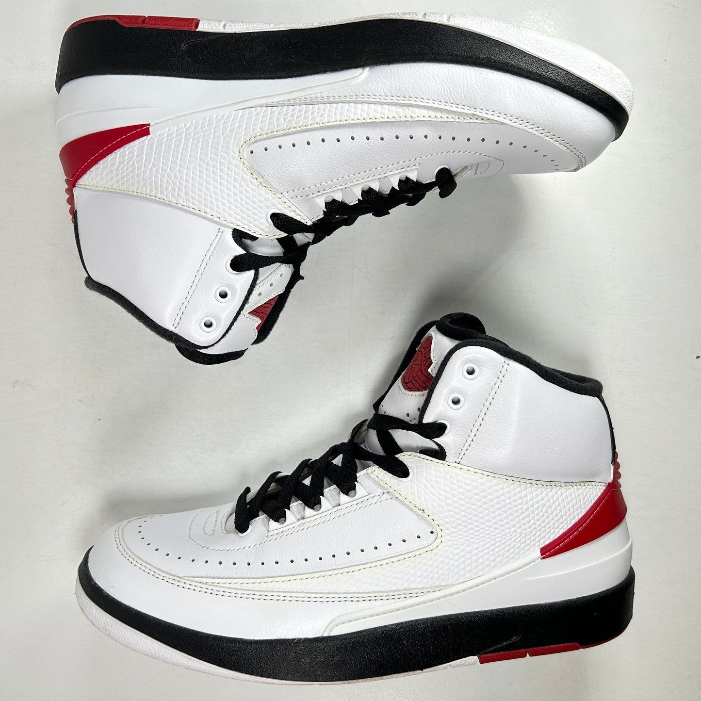 DX2454 106 Jordan 2 Retro OG Chicago (2022) [USED] - 8.5 M (Used)