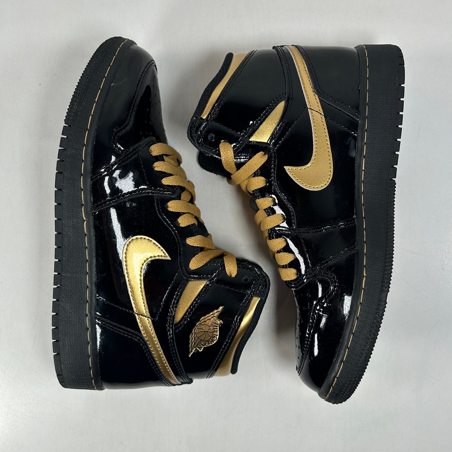575441 032 Jordan 1 Black Metallic Gold 2020 [USED] - 5 Y (Used)