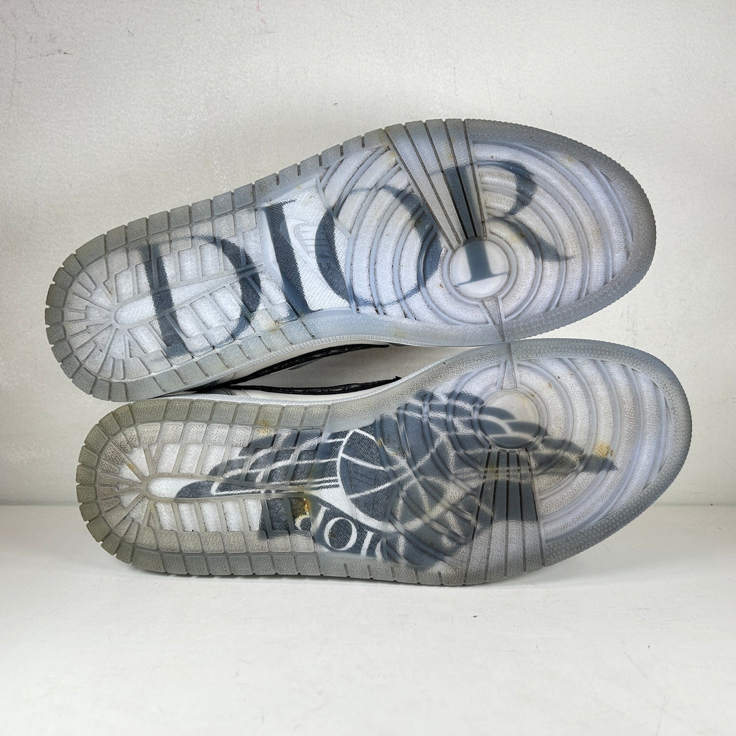 CN8608 002 Jordan 1 Bajo Dior
