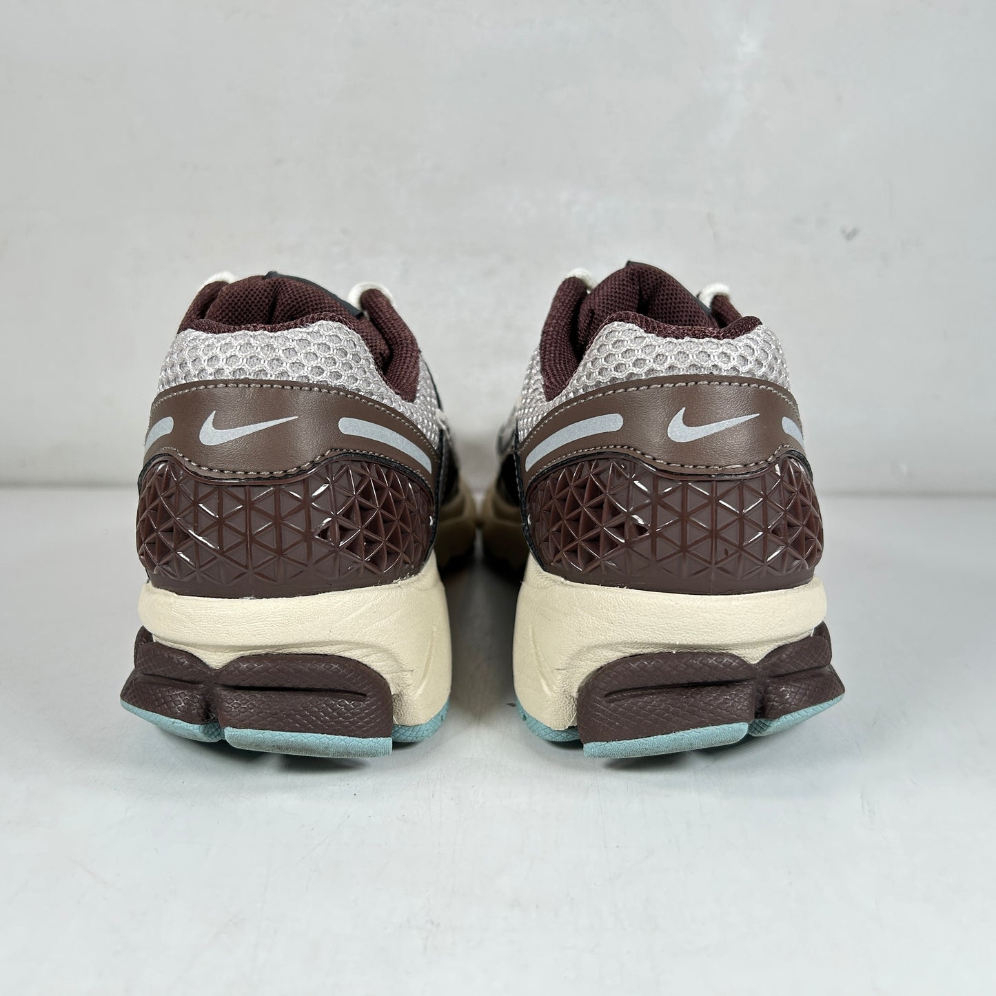 FD9920 022 Nike Zoom Vomero 5 Earth Fossil (Women's) [USED] - 6 W (Used)