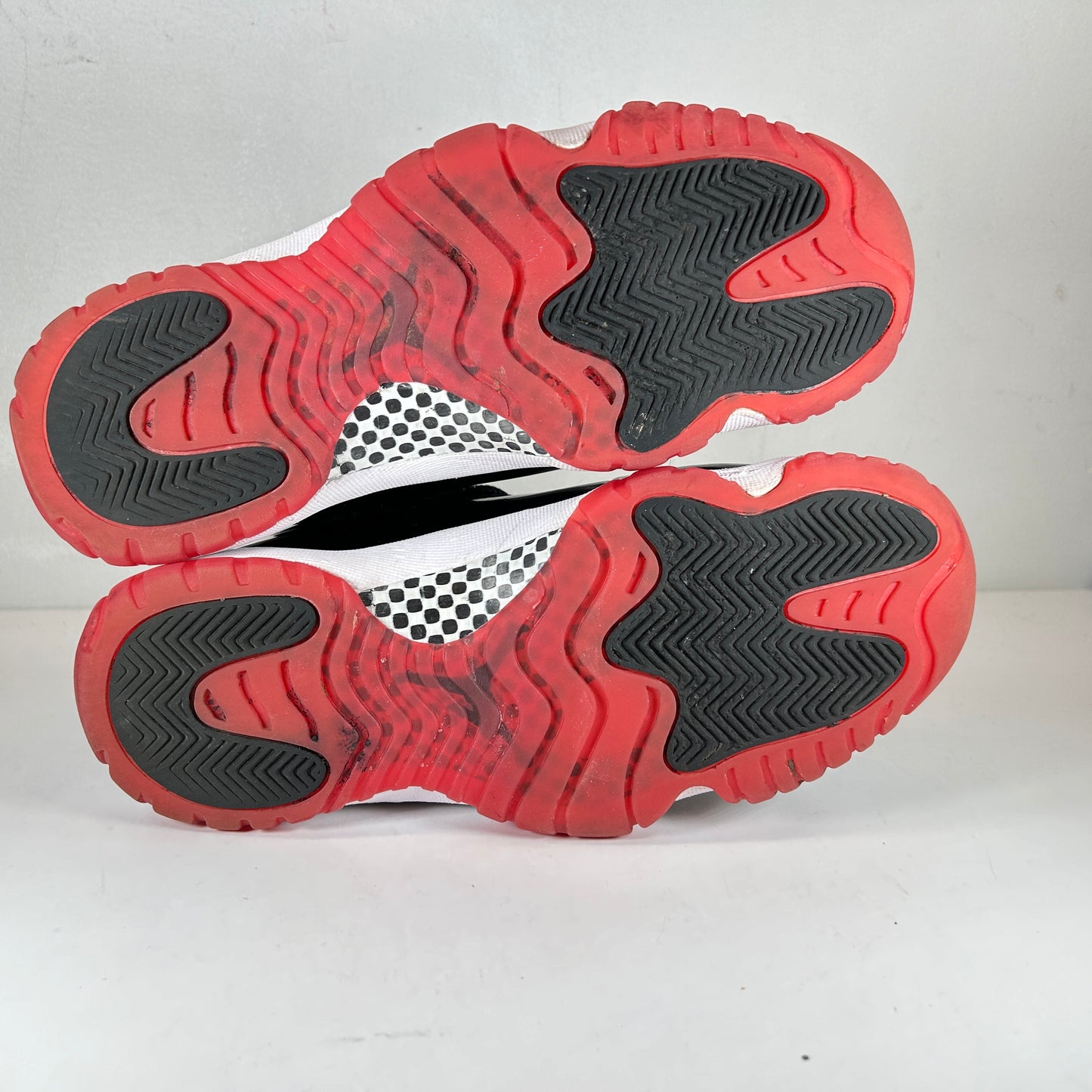 378037 061 Jordan 11 Bred (2019) [USED] - 8 M (Used)