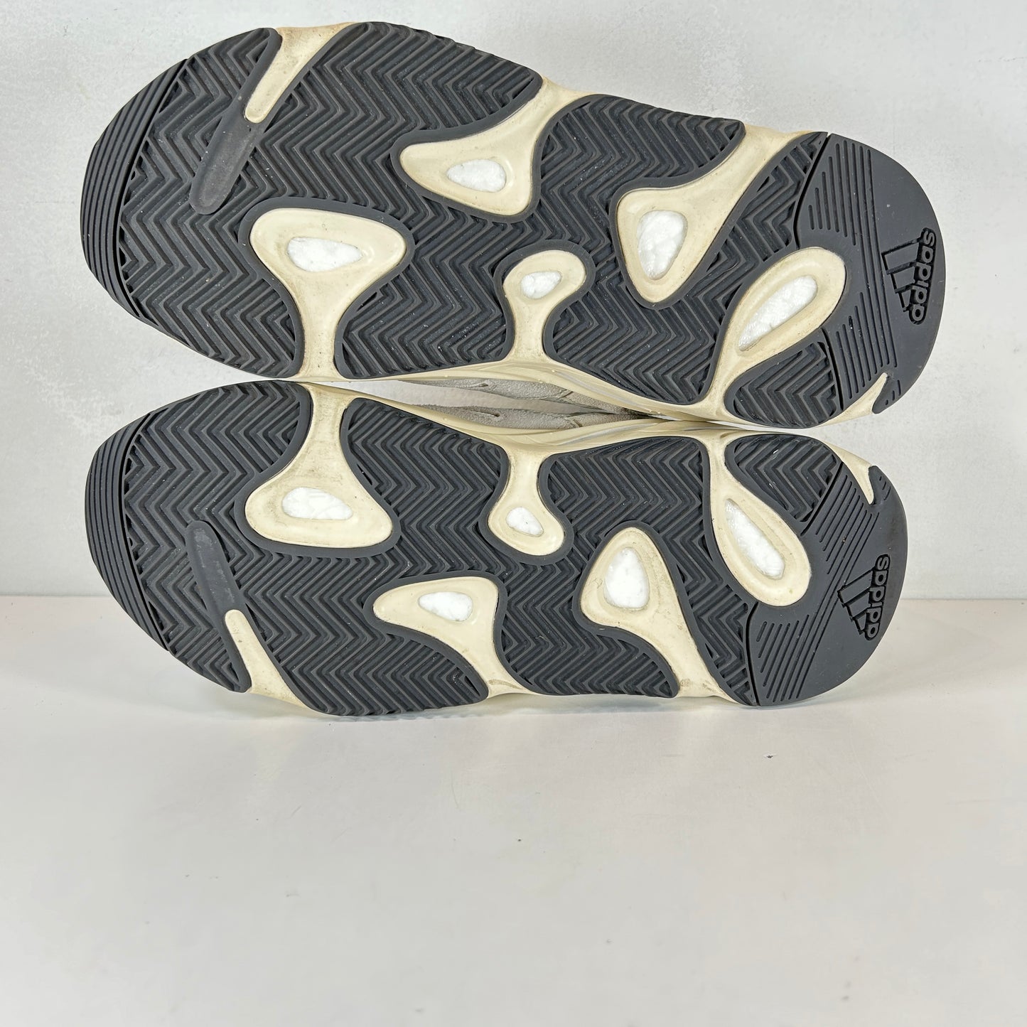 EG7596 adidas Yeezy Boost 700 Analógico