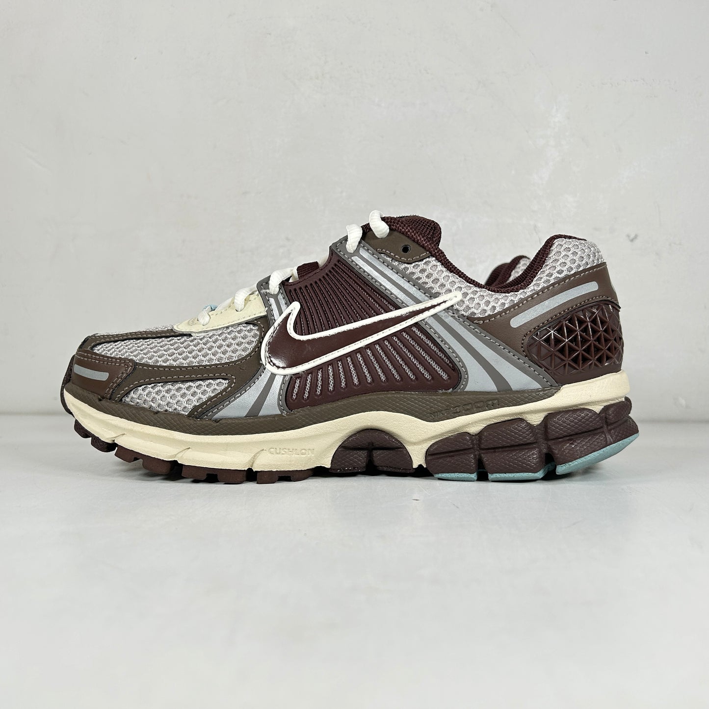 FD9920 022 Nike Zoom Vomero 5 Earth Fossil (Women's) [USED] - 6 W (Used)