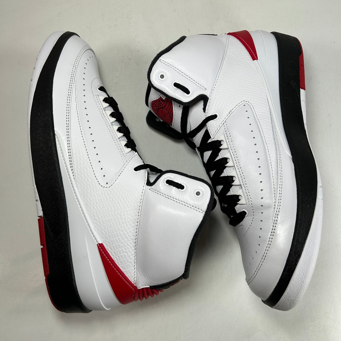 DX2454 106 Jordan 2 Retro OG Chicago (2022) [USED] - 10 M (VNDS)
