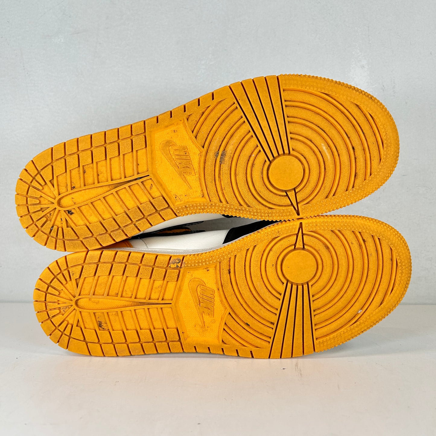 575441 711 Jordan 1 Retro High OG Taxi (GS) [USED] - 7 Y (Used) (No Box)