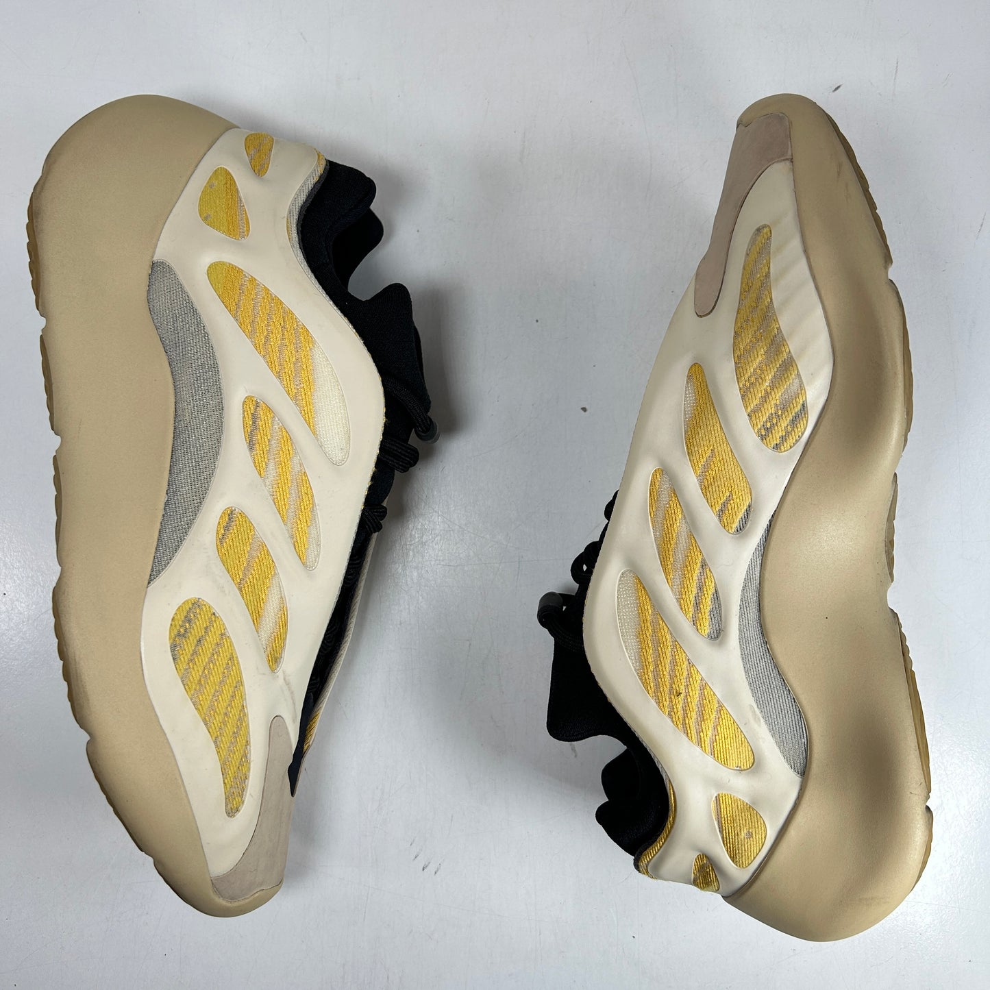 G54853 Adidas Yeezy 700 V3 Safflower [USED]  - 10.5 M (Used2)