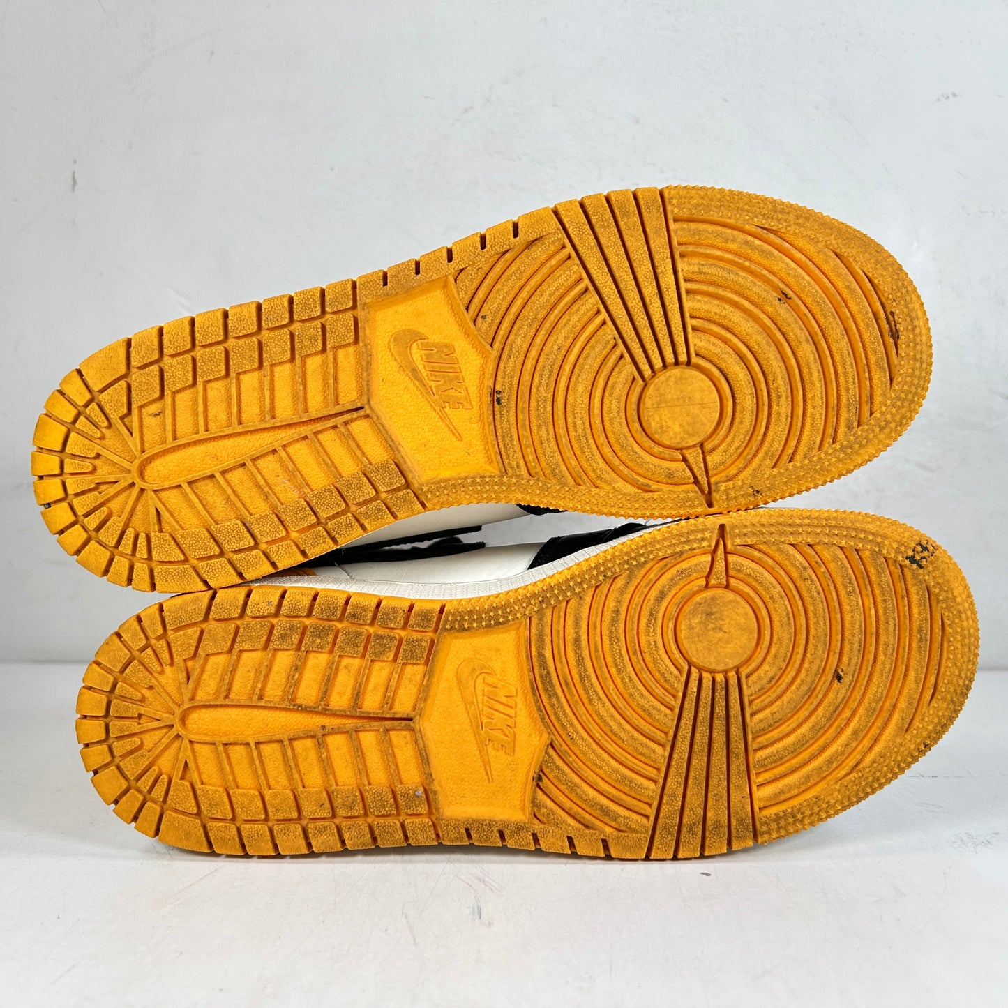 575441 711 Jordan 1 Retro High OG Taxi (GS) [USED] - 5.5 Y (Used)